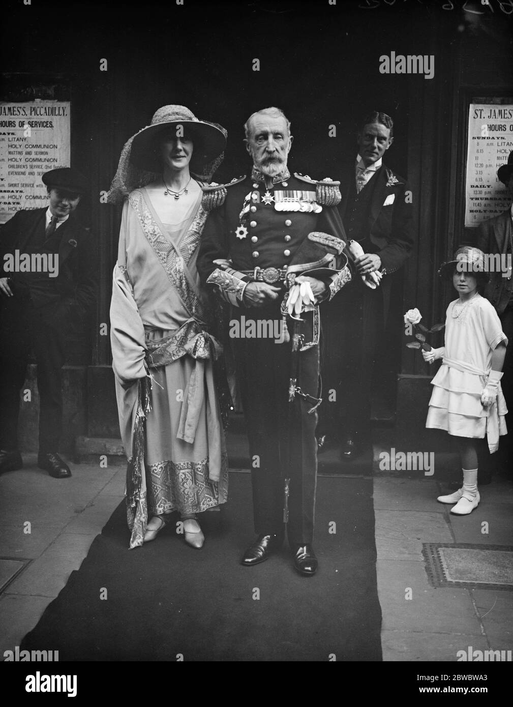 A Vice Admiral ' s A T Hunt, C B, C S I, und Miss Dorothy Waller, wurden in St James Church, Piccadilly verheiratet 20 Mai 1924 Stockfoto
