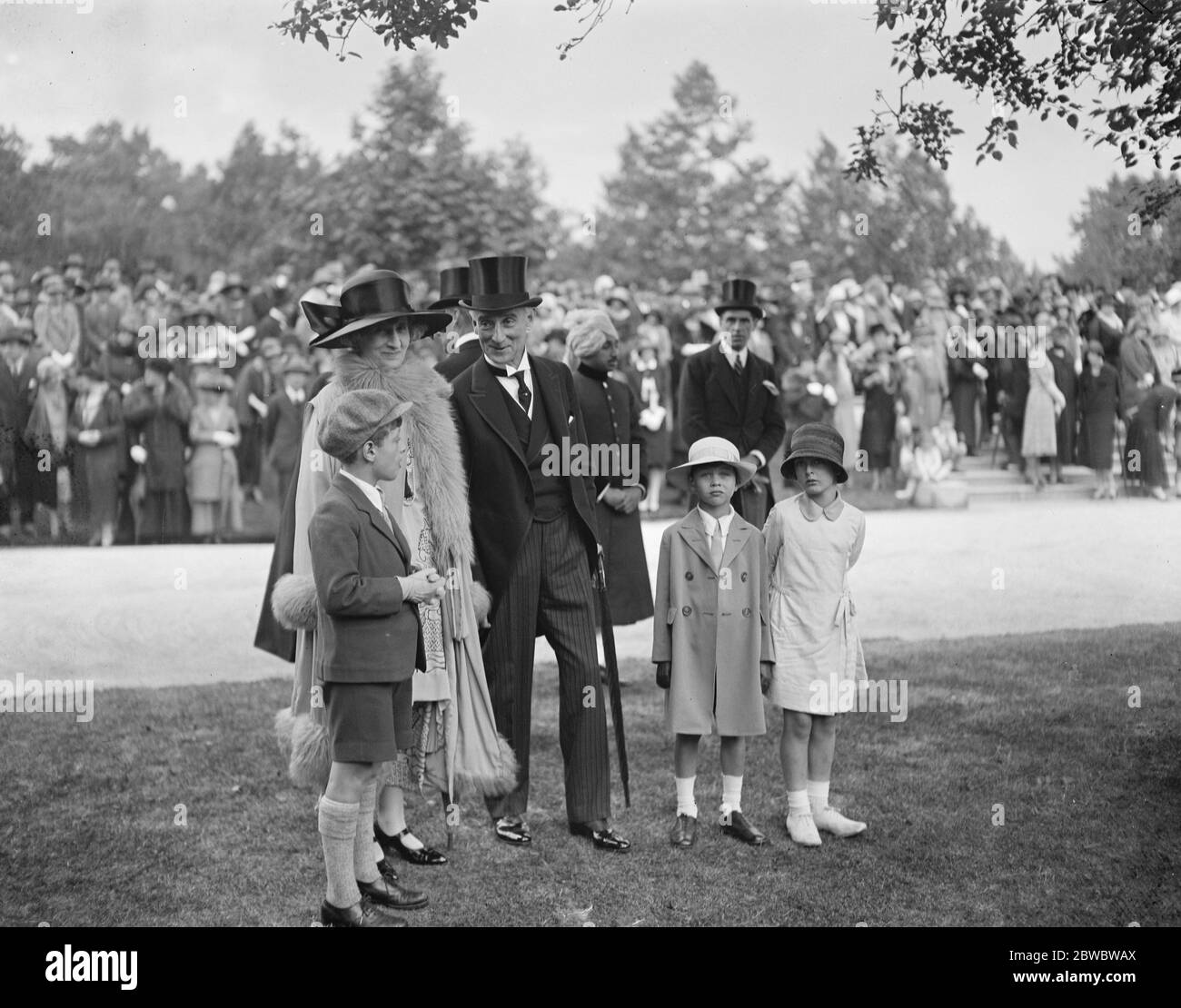 Herzog von Connaught inspiziert Yeoman der Wache in St. James 's Palace . Herr und Frau lesen mit ihren Kindern . Juli 1925 Stockfoto