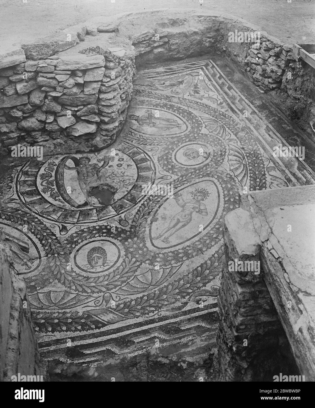 Wunderbares Mosaik ausgegraben in Algerien EIN Abschnitt der wunderbaren punischen Pflaster, die die Musen , ans Licht gebracht in Chevillot Anwesen , in Hippone , in der Nähe von Bona 4 Februar 1926 Stockfoto