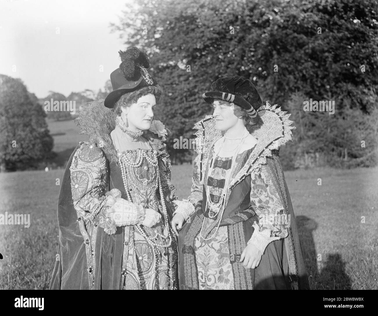 Historische Festzug in Wincanton, Somerset Miss J E J Collard (links) als "Queen Elizabeth und Miss L K Collard (rechts) als Lady Mary Howard 3 Juni 1925 Stockfoto