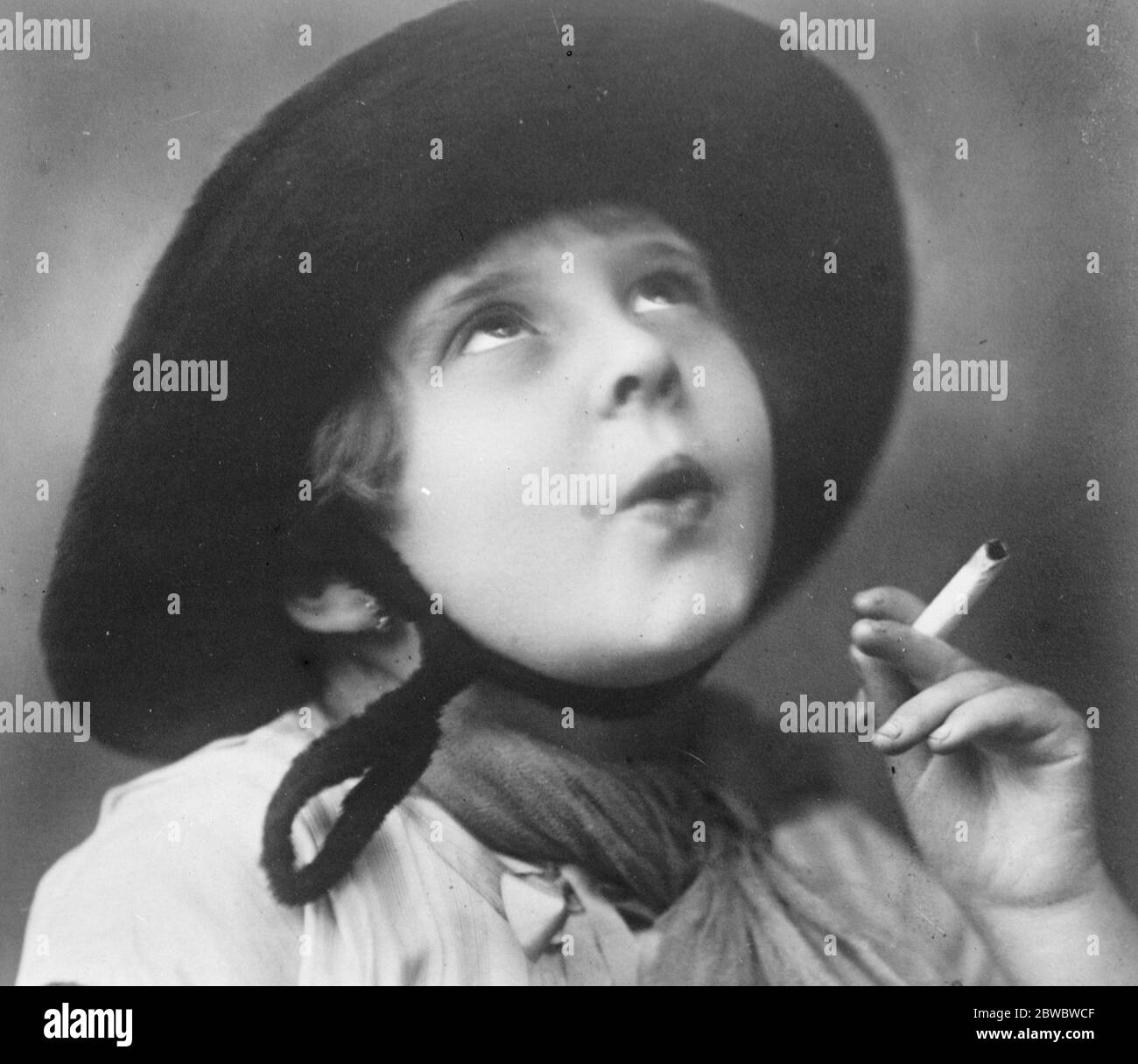 Frankreichs neueste Film finden . Little Alex Platonoff, der vierjährige Sohn eines russischen Flüchtlings in Paris. Er wurde bei £200 pro Monat von einem der führenden französischen Produzenten engagiert. Dezember 1926 Stockfoto