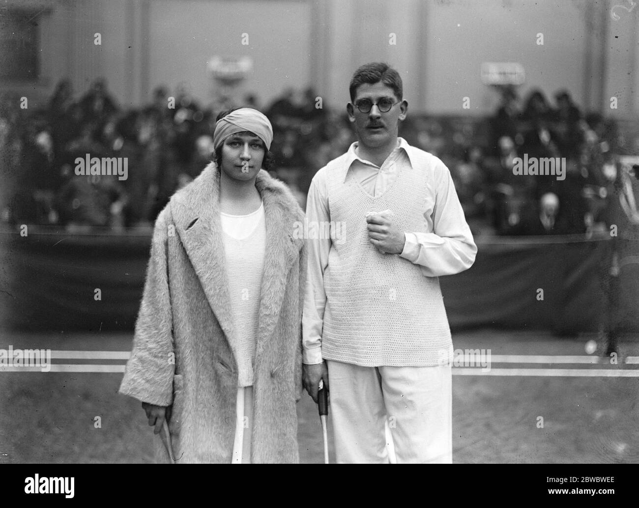 Die englische Dame Tennis Champion 's Romantik . Miss McKane, die englische Tennismeisterin, fotografierte mit ihrem Verlobten, dem irischen Tennisspieler, Herrn J F Devlin. März 1925 Stockfoto