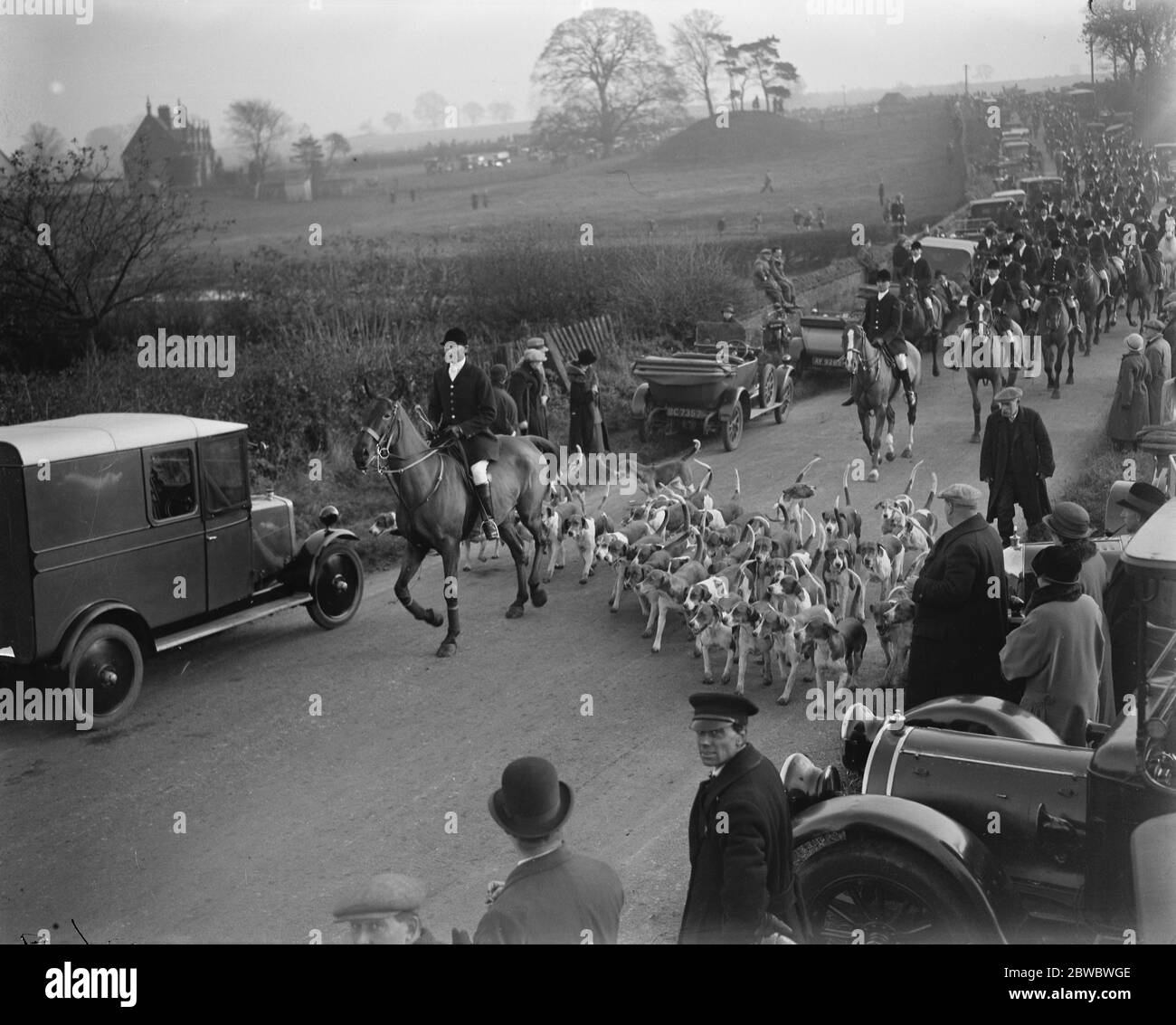 Eröffnung Treffen der Quorn Jagd am Kirby Tor . Hunde führen das Feld . 10. November 1924 Stockfoto