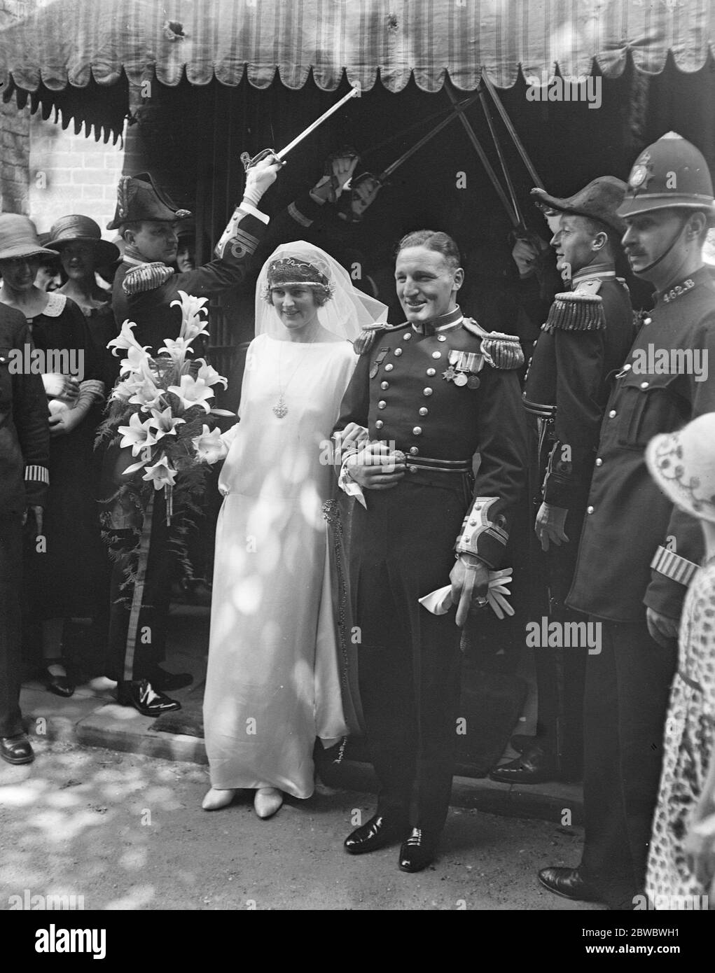 Die Marine ' s beliebten Rugby Kapitän weds LT W C T Eyres , der beliebte Kapitän der Navy Rugby-Team und Miss R Pelham Burn wurden bei Holty Trinity verheiratet, Brompton 26 Juni 1924 Stockfoto
