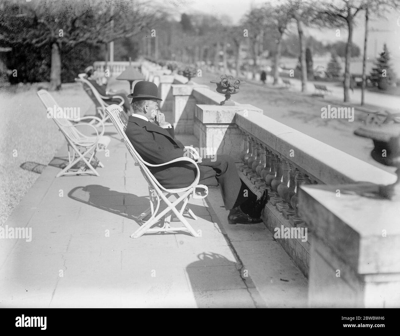 Unser Außenminister denkt sich die Dinge aus. Sir Austen Chamberlain brütet über seine Schwierigkeiten. 13 März 1926 Stockfoto