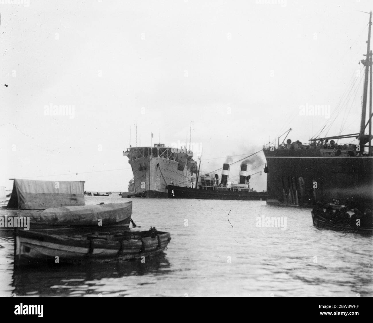 HMS Argus , Flugzeugträger . Sie ist auf dem Weg in den Fernen Osten. Foto zeigt ihren Liegeplatz in Port Said. 12 März 1927 Stockfoto