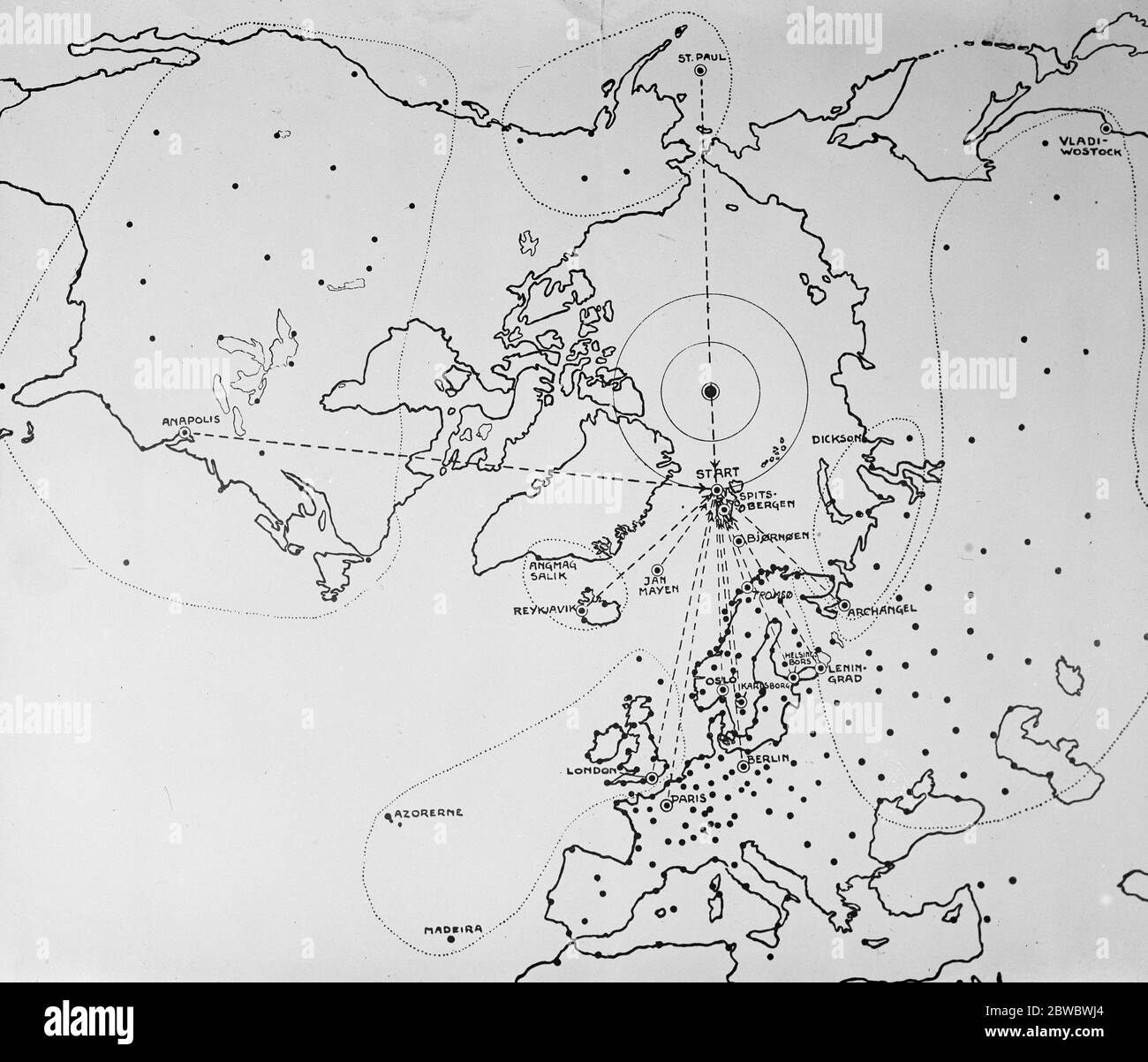 Wetterprobleme des Polarfluges einige Hundert tägliche Berichte per Funk werden als Grundlage für eine Vorhersage der Wetterverhältnisse auf der Polarkappe verwendet, um festzustellen, wann das Wetter ausreichend stabil ist, um den Polarflug zu ermöglichen. Wie in dieser Karte zu sehen sein wird, wird die Expedition Wetterhinweise aus dem größten Teil der nördlichen Hemisphäre erhalten 14 April 1925 Stockfoto