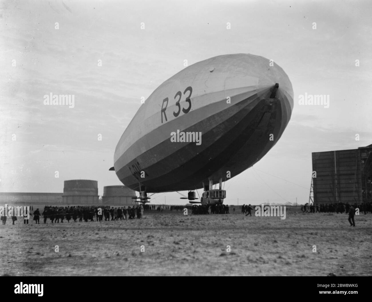 Erster Flug eines britischen Luftschiffes seit über drei Jahren. R33 verlässt das Flugplatz Cardington. April 1925 Stockfoto