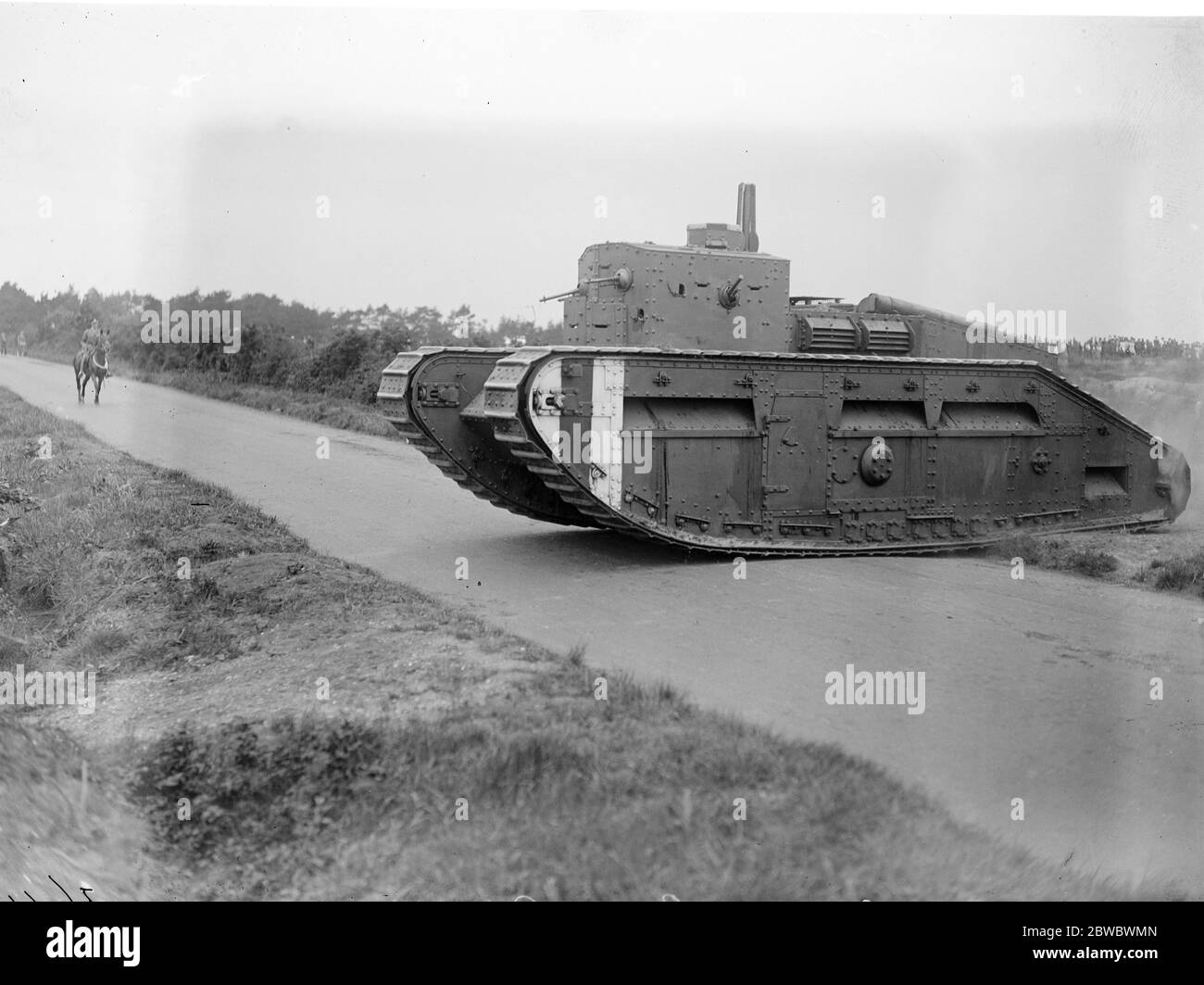 Der königliche Besuch in Aldershot . Feldeinsätze durch Infanterie mit Panzern . 23 Mai 1922 Stockfoto