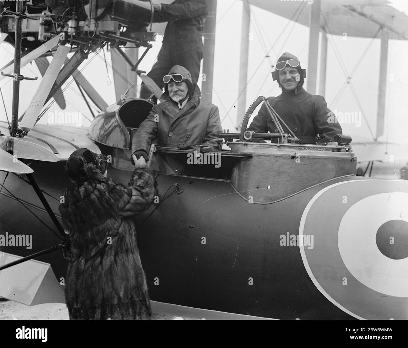 Start des neuen australischen supermarine napier fliegenden Boot ' Seagull ' in Southampton. Sir Joseph Cook mit dem Piloten kurz vor dem Flug. Lady Cook ist im Vordergrund zu sehen. Februar 1926 Stockfoto