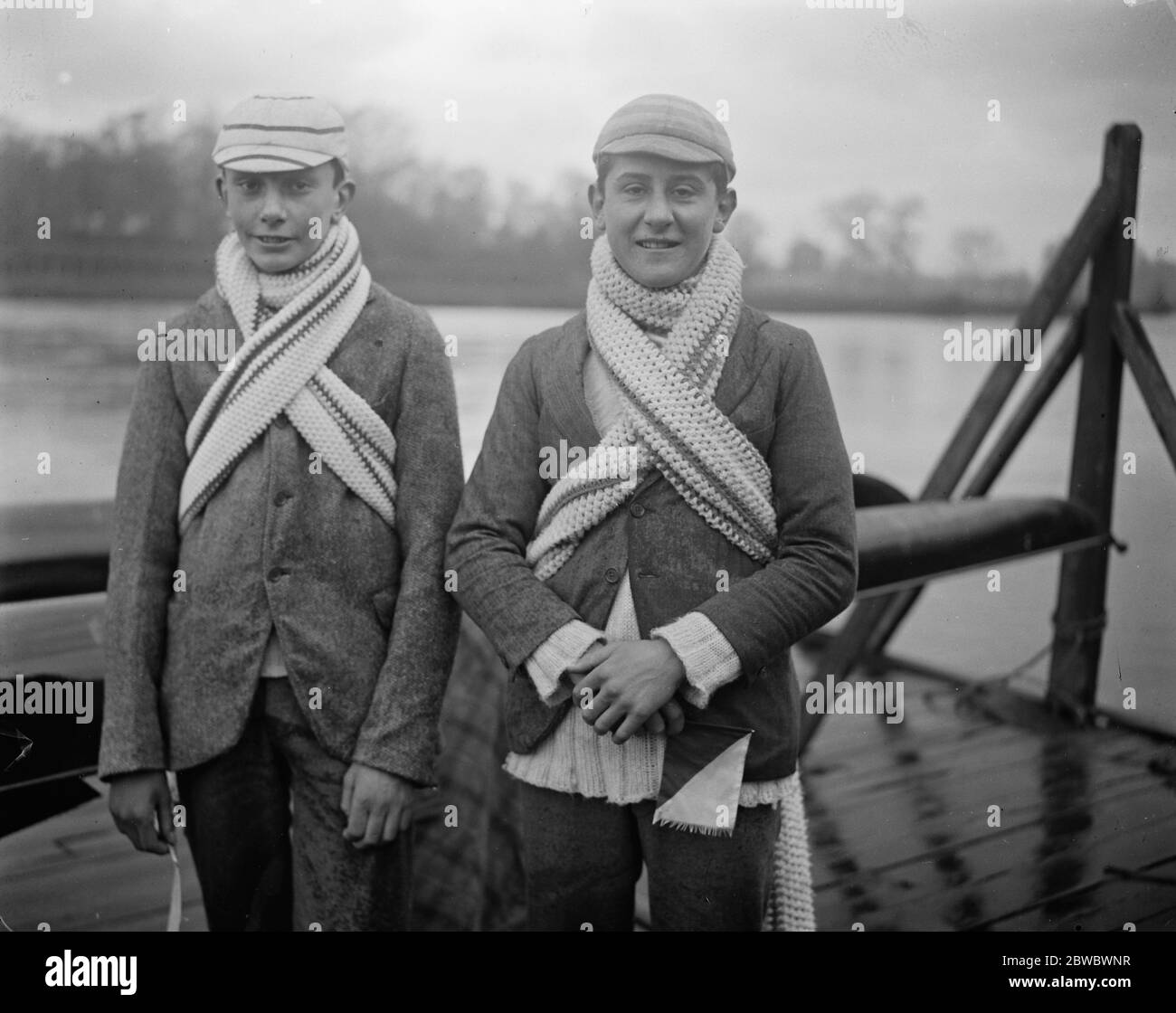 Eton College Trial Achten Rennen, bei Datchet erreichen die Hon A B Mildmay (links), die die hellen Blues und Sir James Croft coxed, die die dunklen Blues, die Gewinner nach dem Rennen 26 Februar 1925 Stockfoto