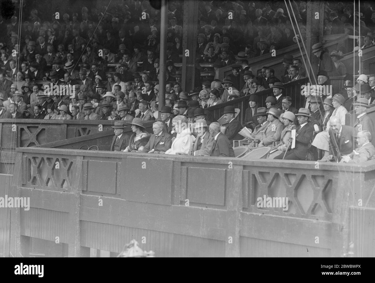 Rasen Tennis Meisterschaften in Wimbledon . König und Königin Geschenk . Der König und die Königin beobachten das Spiel, das Mlle Lenglen gewann leicht. 25 Juni 1925 Stockfoto
