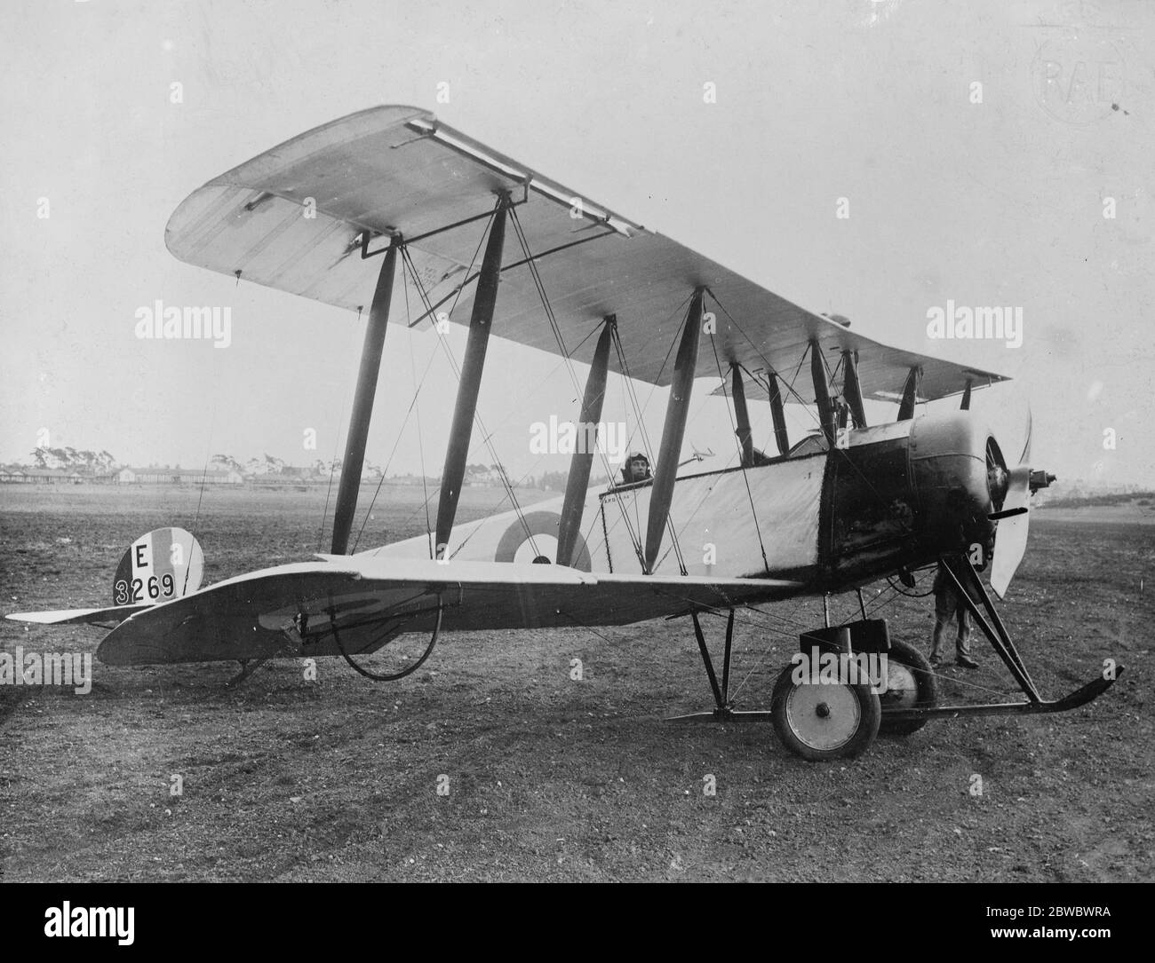 Großbritannien 's Sicherheit erste Flugzeug. Experimente zur Sicherung einer Sicherheit erste Flugzeug wurden in den Fortschritt bei der Royal Aircraft Establishment, Farnborough, und die Ergebnisse wurden mit einem Avro-Flugzeug, dessen Flugzeuge ein Handley Page geschlitzten Flügel hatte montiert worden demonstriert. Die Maschine auf dem Boden , zeigt die Schlitze der Flügel . 14. April 1925 Stockfoto