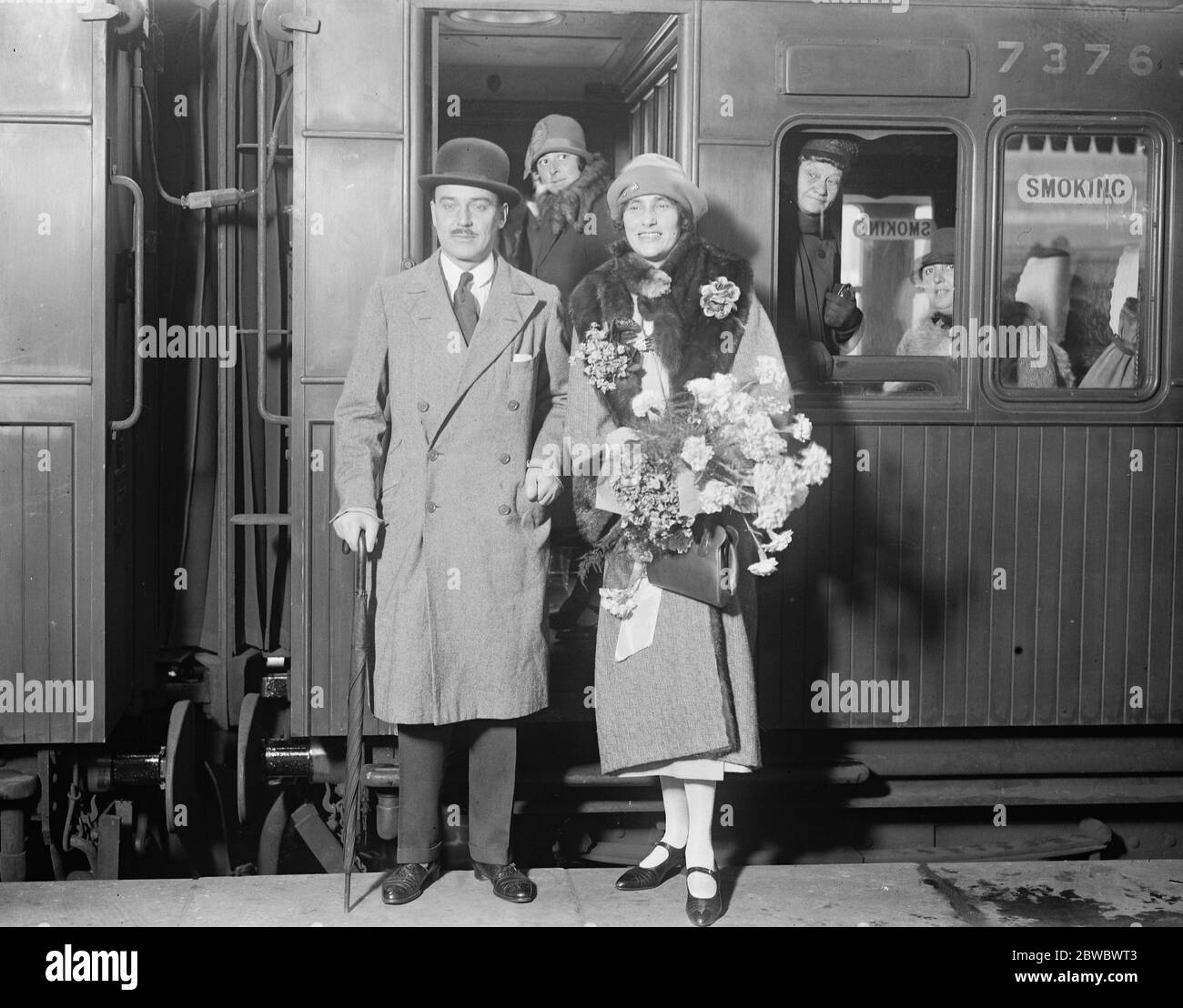 Neuer Hochkommissar geht nach Ägypten. Sir George Lloyd, der neue Hochkommissar für Ägypten, mit Lady Lloyd in Victoria auf dem Weg nach Ägypten. 12. Oktober 1925 Stockfoto
