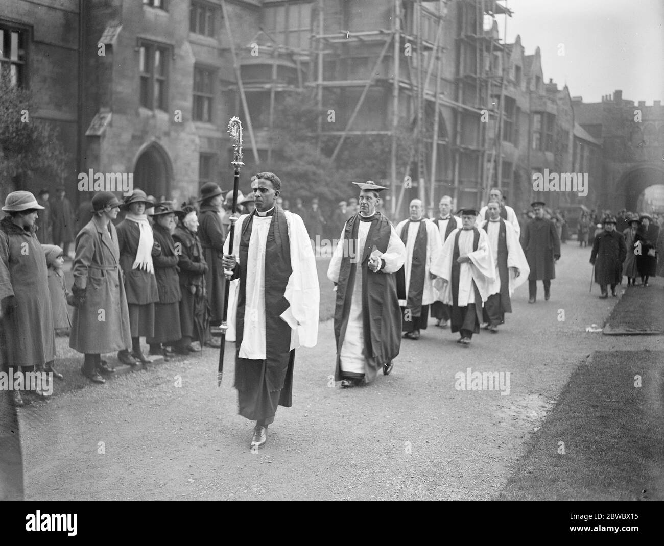 Inthronisierung des Bischofs von Peterborough Dr. Bardsley wurde als Bischof von Peterborough Cathedral Dr. Bardsley inthronisiert, hinter dem farbigen Kaplan (mit dem Hirtenstab) in Prozession zur Kathedrale 20. Februar 1924 Stockfoto