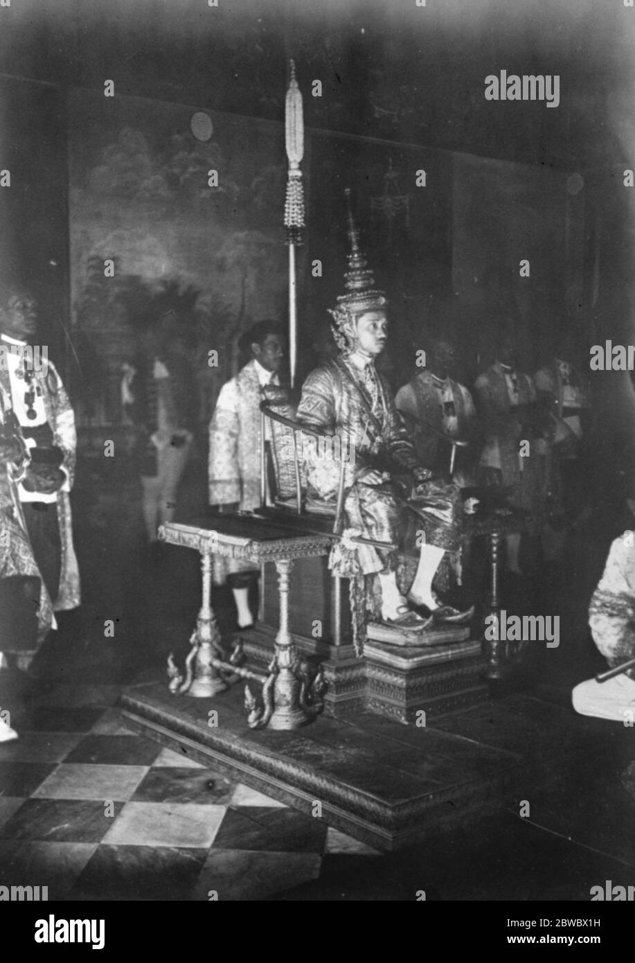 Krönung des Königs von Siam . Der König auf dem "edlen" Thron unmittelbar nach der Krönung. 29 März 1926 Stockfoto