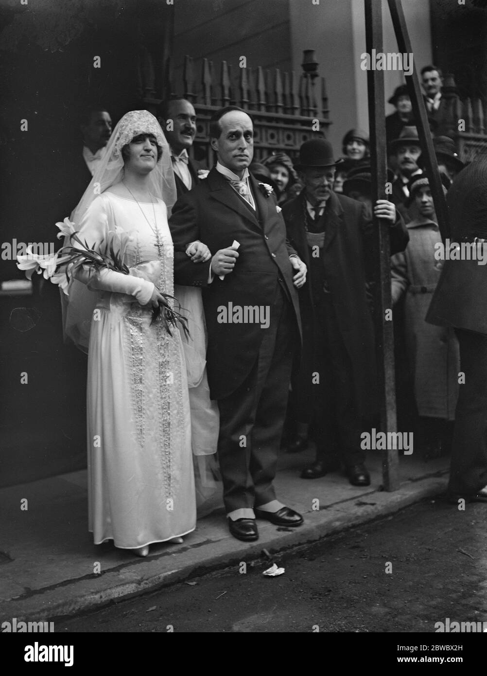 Nichte von M Venizelos hat in London vermählt. Miss Mary Julia Schilizzi, Nichte von M und Mme Venizelos, war verheiratet in St Mark 's North Audley Street zu Herrn G L T Brudenell. Braut und Bräutigam . November 1923 Stockfoto