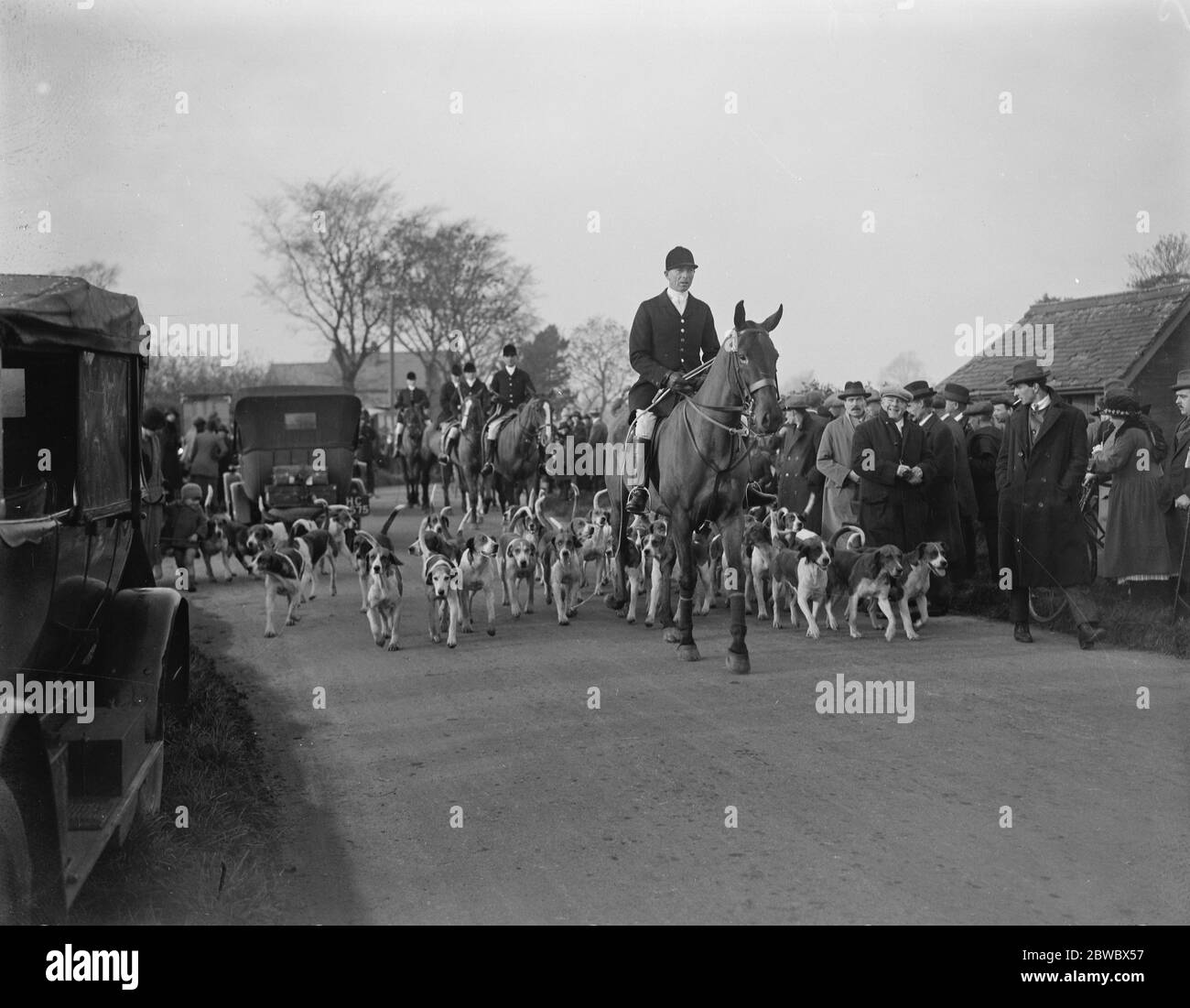 Eröffnung Treffen der Quorn Jagd am Kirby Tor . Der Jäger mit dem Rudel. 10. November 1924 Stockfoto