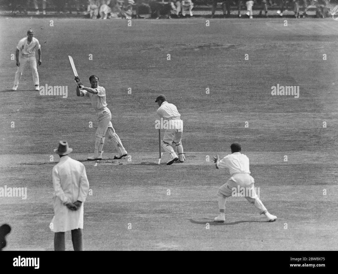 Surrey gegen Sussex in Brighton. Dukat trifft eine Grenze . 22 Juli 1925 Stockfoto
