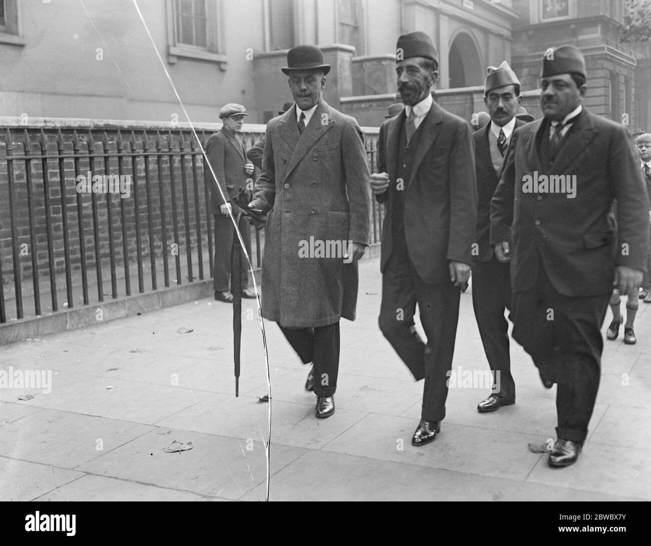 König Feisul besucht das Kenotaph. König Feisul von Irak, der einen Kranz auf dem Kenotaph legte, wird in Whitehall nach der Zeremonie gesehen 7 Oktober 1925 Stockfoto