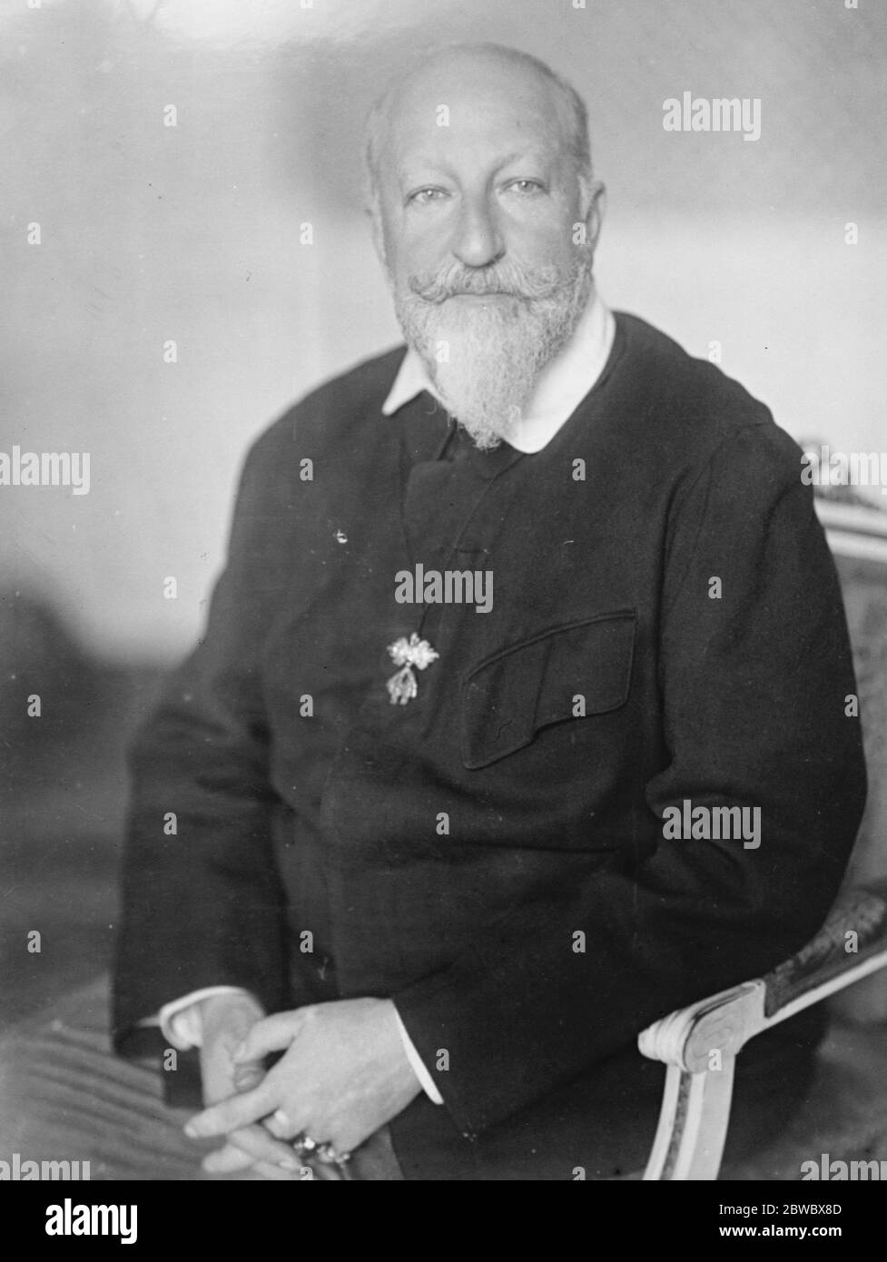 Foxy Ferdinand , ehemaliger Herrscher von Bulgarien , trägt ein neuartiges Kleidungsstück von sich selbst entworfen und als extrem bequem beschrieben 16 Mai 1925 Stockfoto