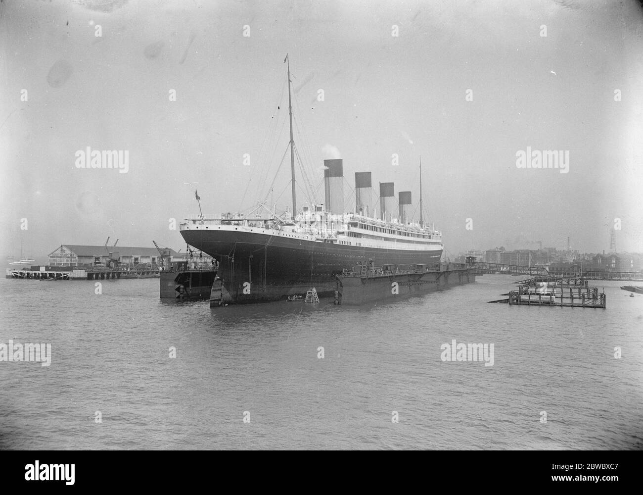 Olympic betritt Southamptons riesigen schwimmenden Dock 12 Juli 1924 Stockfoto