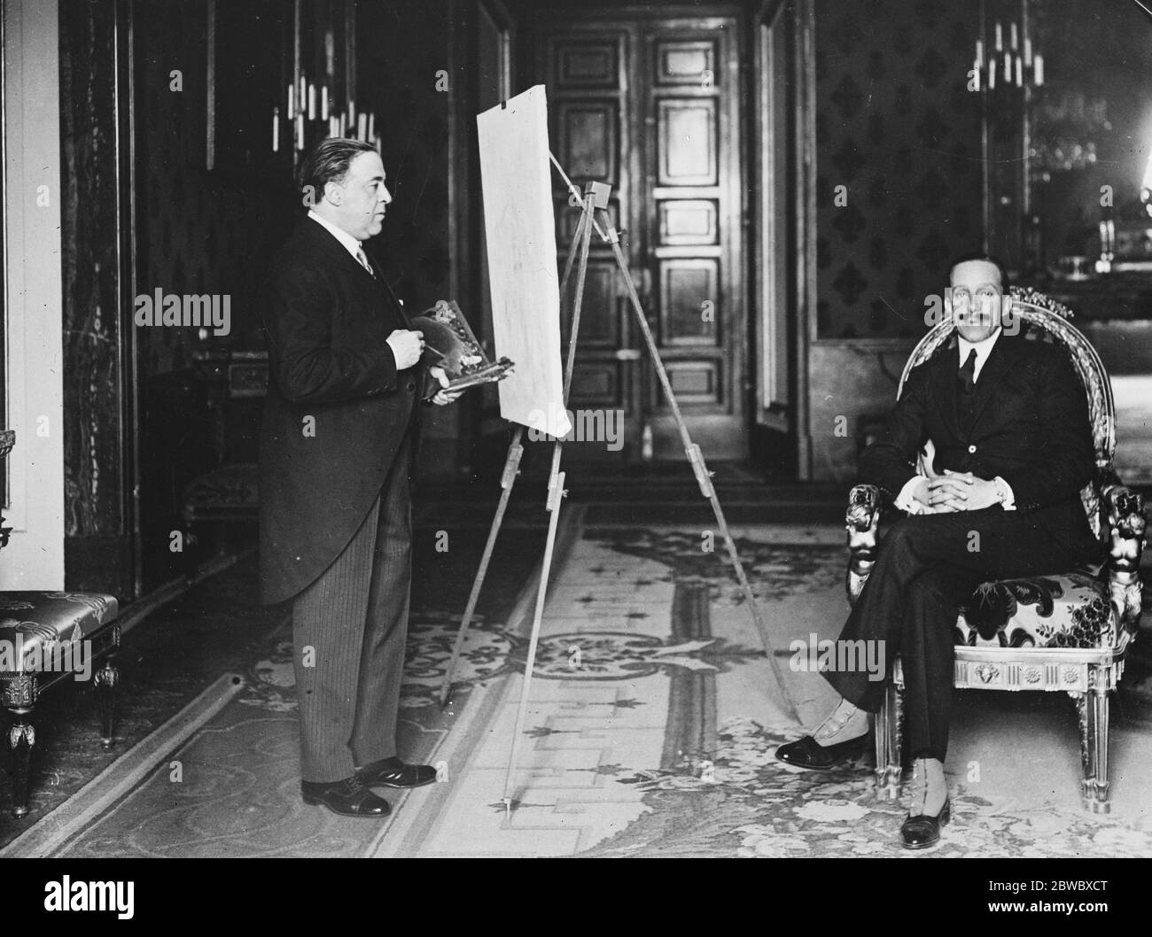 König von Spanien posiert für sein Porträt. Der König von Spanien posiert für sein Porträt an den berühmten Maler, SR Lopez Mezquita, der eine Ausstellung seiner Werke in den Vereinigten Staaten haben. Januar 1926 Stockfoto