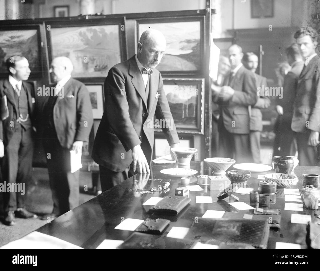 Eröffnung der Ausstellung des Ministry of Health Art Club . Sir A Robinson mit einigen Exponaten. 19. November 1926 Stockfoto