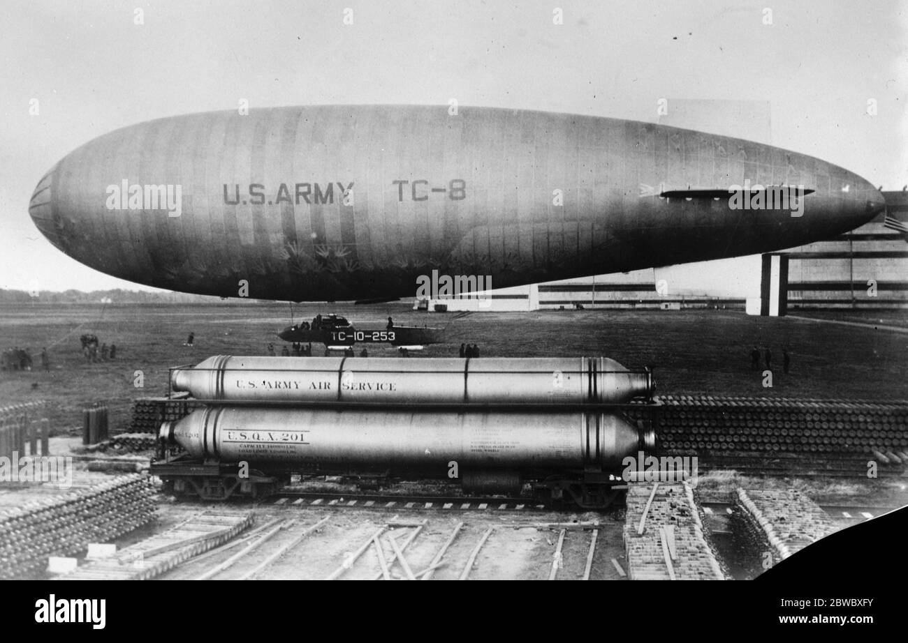 Füllen Armee Luftschiff mit Helium. Seltenes Heliumgas wird jetzt in amerikanischen Armee- und Navy-Luftschiffen eingesetzt. Das Foto zeigt die Armee blimp "TC-8" wird "re-heliumed" von speziellen Panzerwagen, die das Gas von Texas nach Scott Field, Illinois transportiert. 29 Dezember 1926 Stockfoto