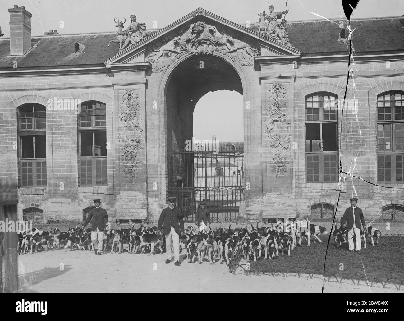 Training Hunde zu bellen und beißen. Ein neues Bild vom Schloss von Chantilly, wo der große Diamantenraub stattfand, zeigt einige der Hunde, die trainiert werden, um "Katzeneinbrecher" zu beißen und verdächtig aussehende Personen zu bellen. 22. Oktober 1926 Stockfoto