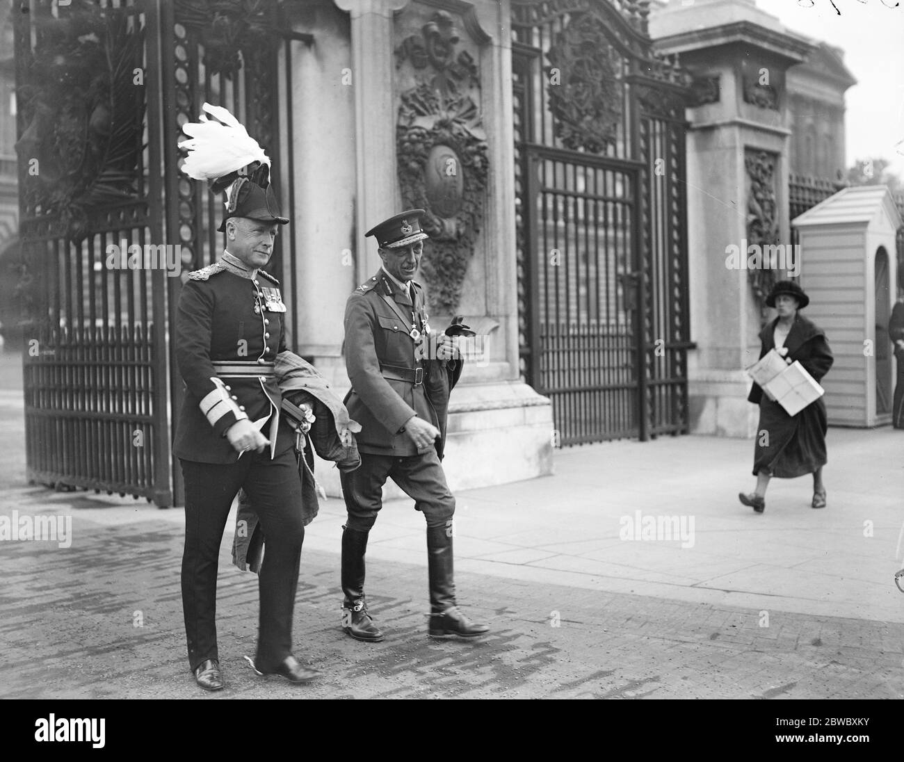 Der König hält eine Investitur. LT General Sir Charles Richardson (links) KCB und LT General Sir Thomas Scott KCB verlassen. Juli 1925 Stockfoto