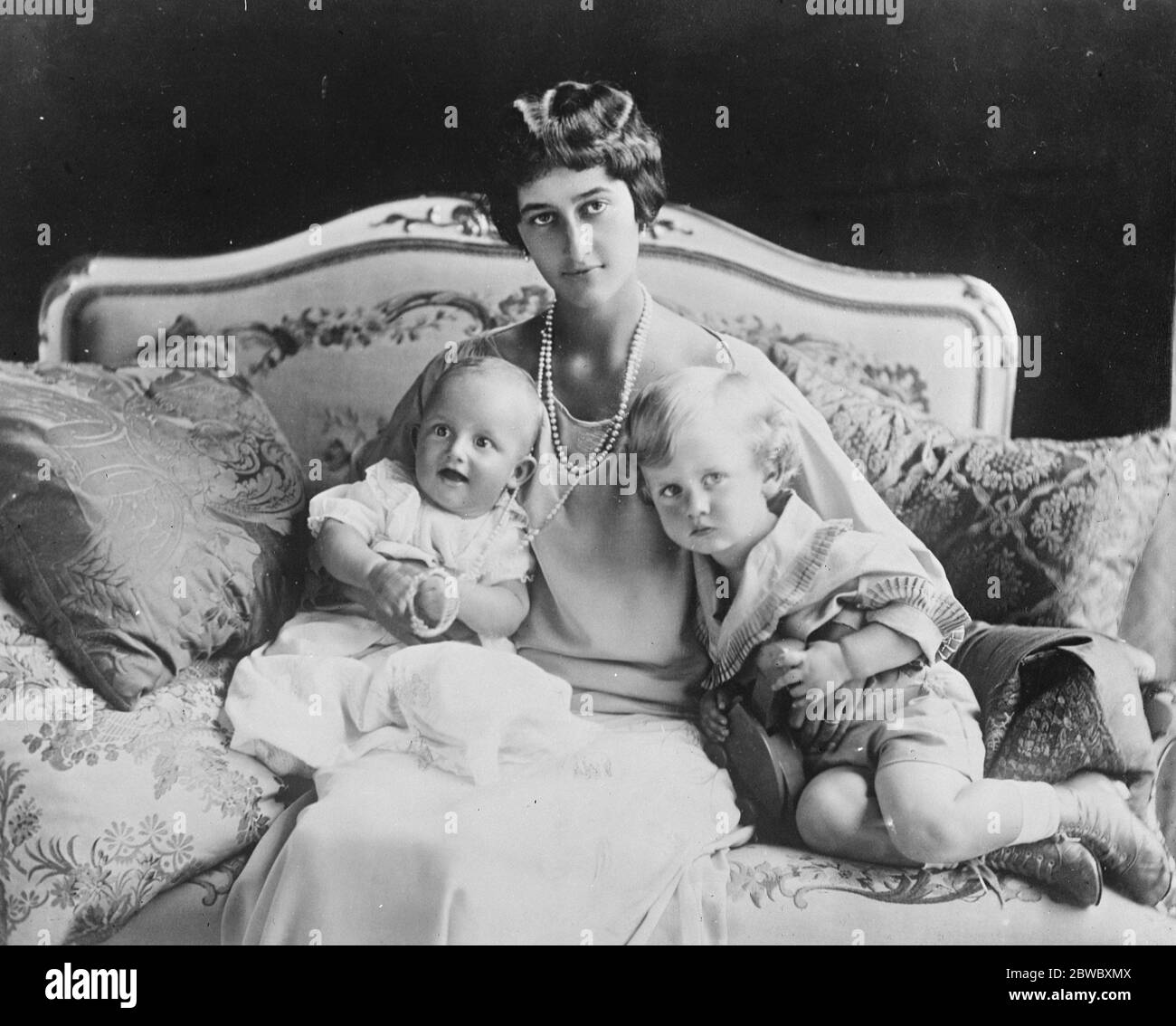 Prinzessin Sophie von Sachsen und ihre beiden Söhne, die Fürsten Herbert und Georg. Prinzessin Sophie von Sachsen, jüngere Schwester der amtierenden großherzogin von Luxemburg, und Frau von Prinz Ernest von Sachsen, jüngster Sohn des Ex-Königs, mit ihren beiden Söhnen, den Fürsten Herbert und Georg. Bis 19. August 1925 Stockfoto