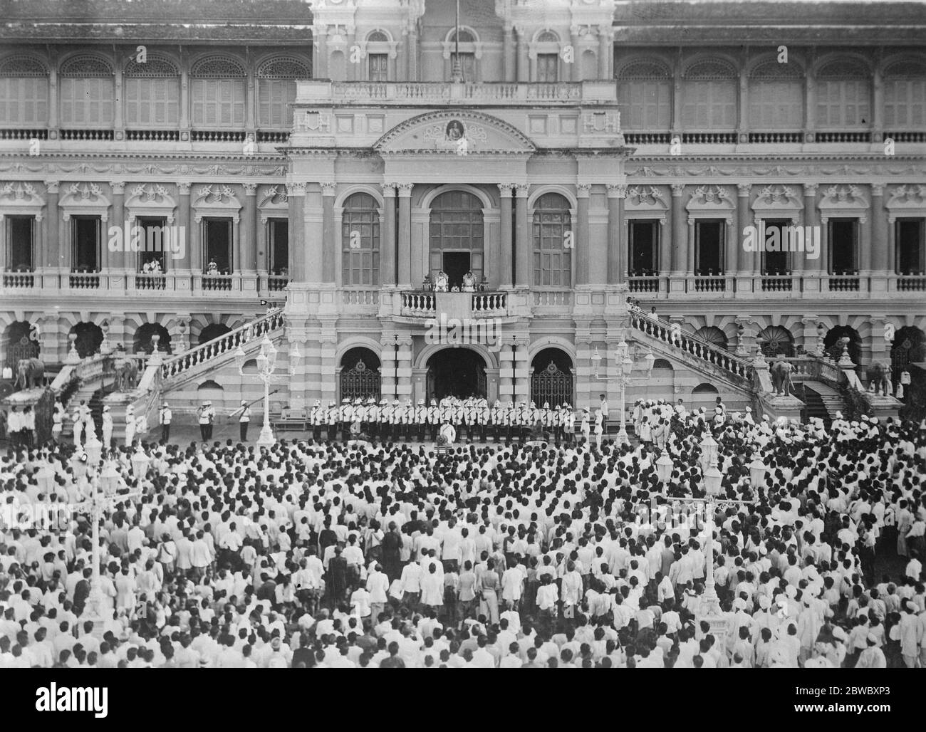Krönung des Königs von Siam in Bangkok. Der König und die Königin auf dem Balkon haben von ihren Leuten Ovationen bekommen. . 29 März 1926 Stockfoto