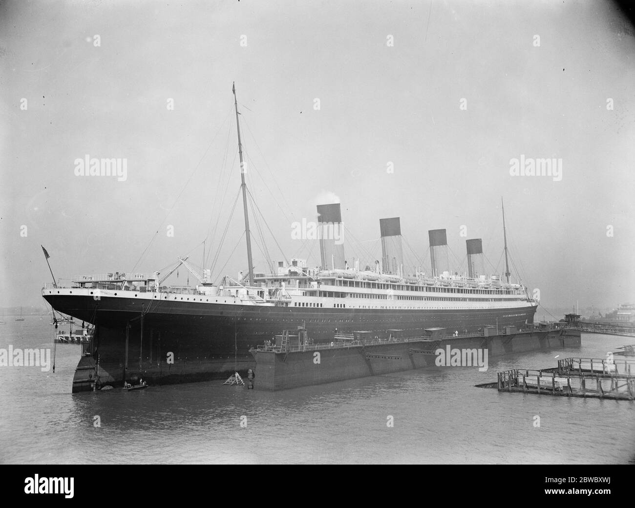 Olympic betritt Southampton 's riesigen schwimmenden Dock 12 Juli 1924 Stockfoto