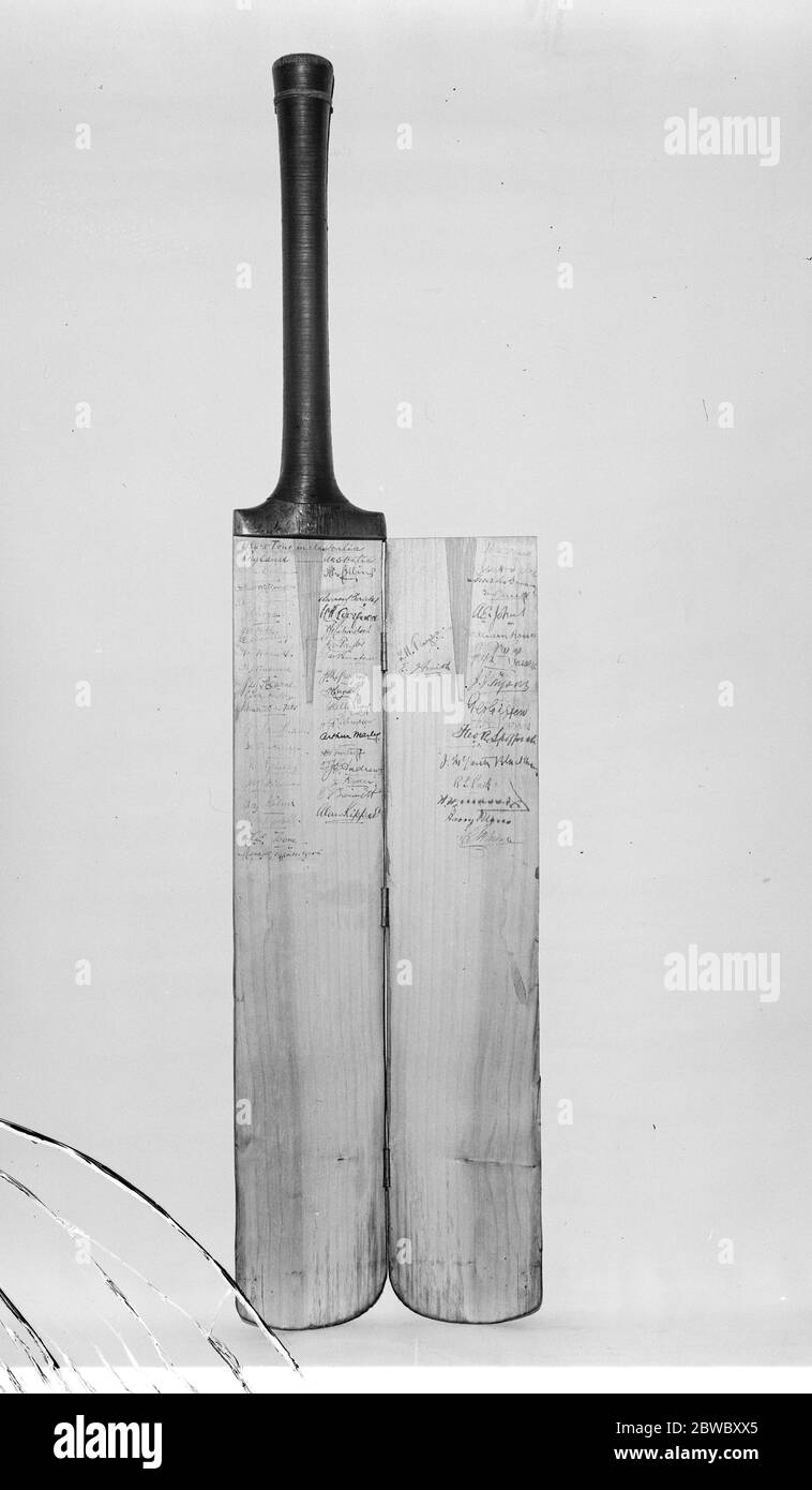 Berühmte Test Match Fledermaus, die wie ein Buch öffnet. Wahrscheinlich gibt es keine Cricket-Fledermaus, die von so vielen englischen, australischen und südafrikanischen internationalen Kricketspieler wie die von Kapitän E W Ballantine gehört signiert wurde. Sie trägt praktisch alle Unterschriften der internationalen Akteure der drei Landkreise. 14. Januar 1926 Stockfoto