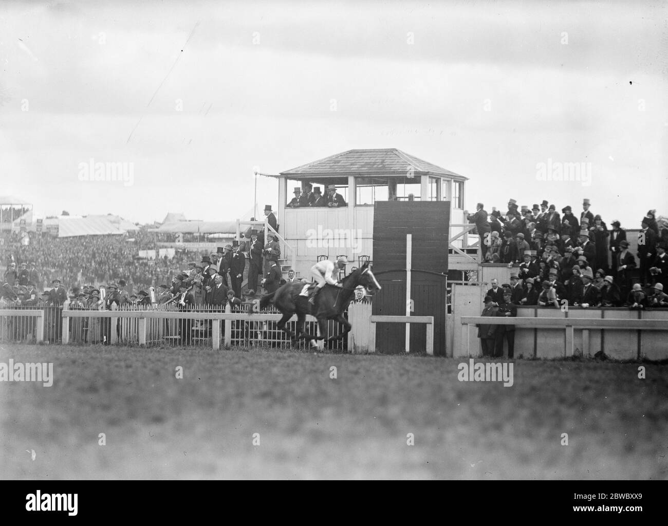 Lord Astor ' s ' Saucy Sue ' , geritten von F Bullock gewinnt die Oaks in Epsom das Ziel des Rennens 29 Mai 1925 Stockfoto