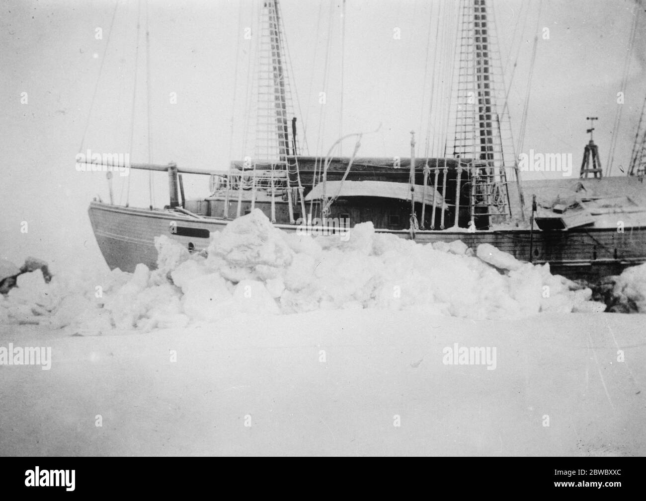 Gewagter Versuch, über Polarmeer zu driften. Hilflos im Eis für vierundzwanzig Monate gesperrt. Das Eis, von 10 t bis 16 ft dick, wurde in Stücke gegen die Seite des Schiffes zerquetscht und vor ihm aufgestapelt. Aufgrund der besonderen Form der Maud wurde jedoch der größte Teil des zertrümmerten Eises unter das Schiff gezwängt. Januar 1926 Stockfoto
