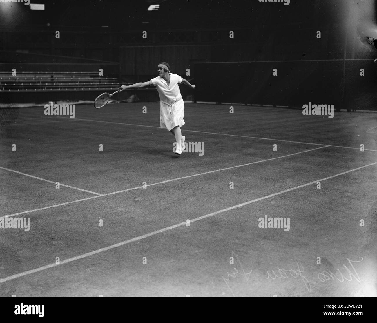 Tennisstars glänzen im Wimbledon . Miss Joan Fry , eine der britischen Hoffnungen , eine starke Rückkehr . 16 Juni 1926 Stockfoto