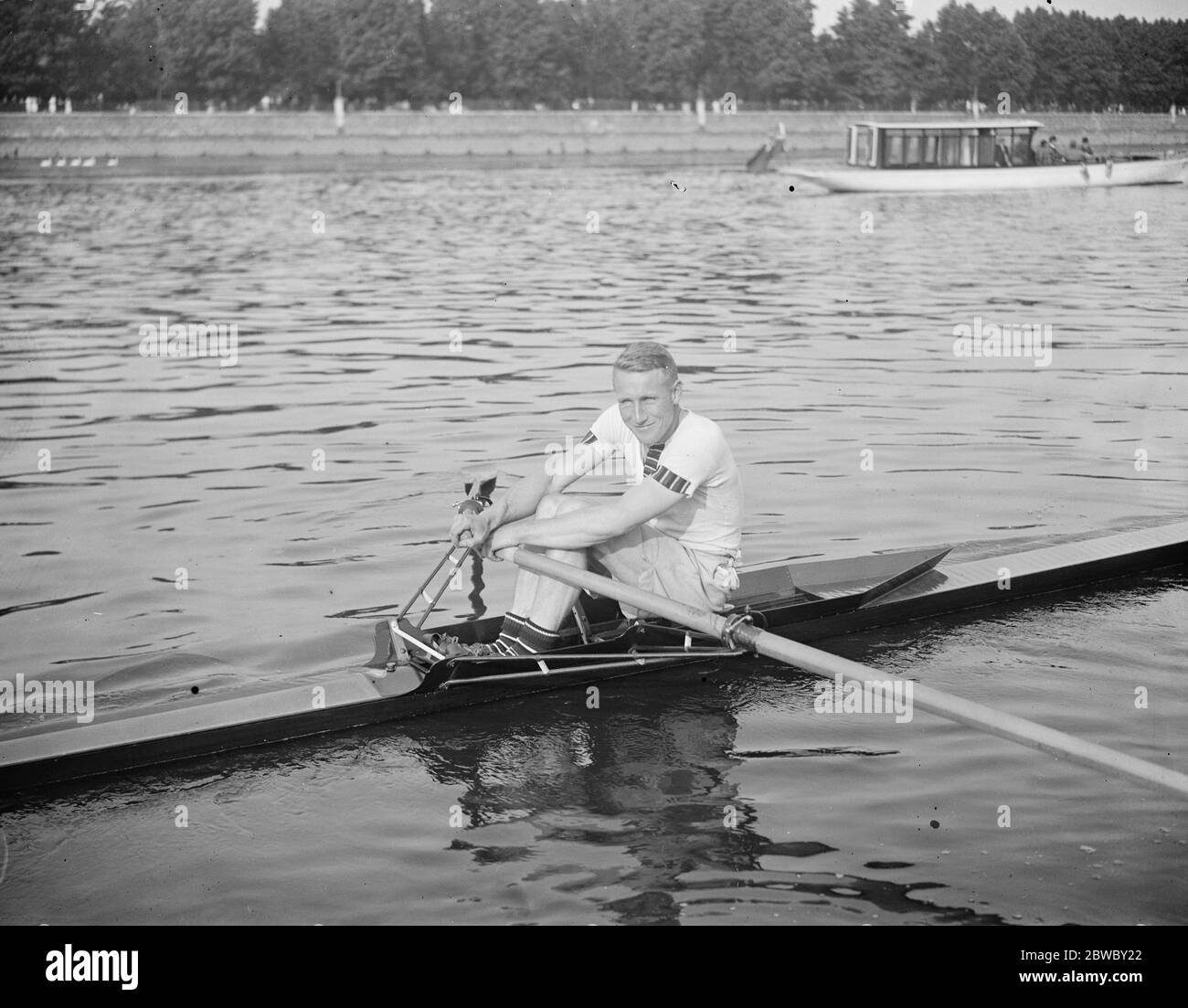 Englische und amerikanische Scullers treffen sich im Wettbewerb auf der Themse Mr. J Beresford, Junr, rudert Mr. W M Hoover für den Philadelphia Gold Cup. Das Rennen fand von Putney nach Harrods 13 Juli 1925 Stockfoto