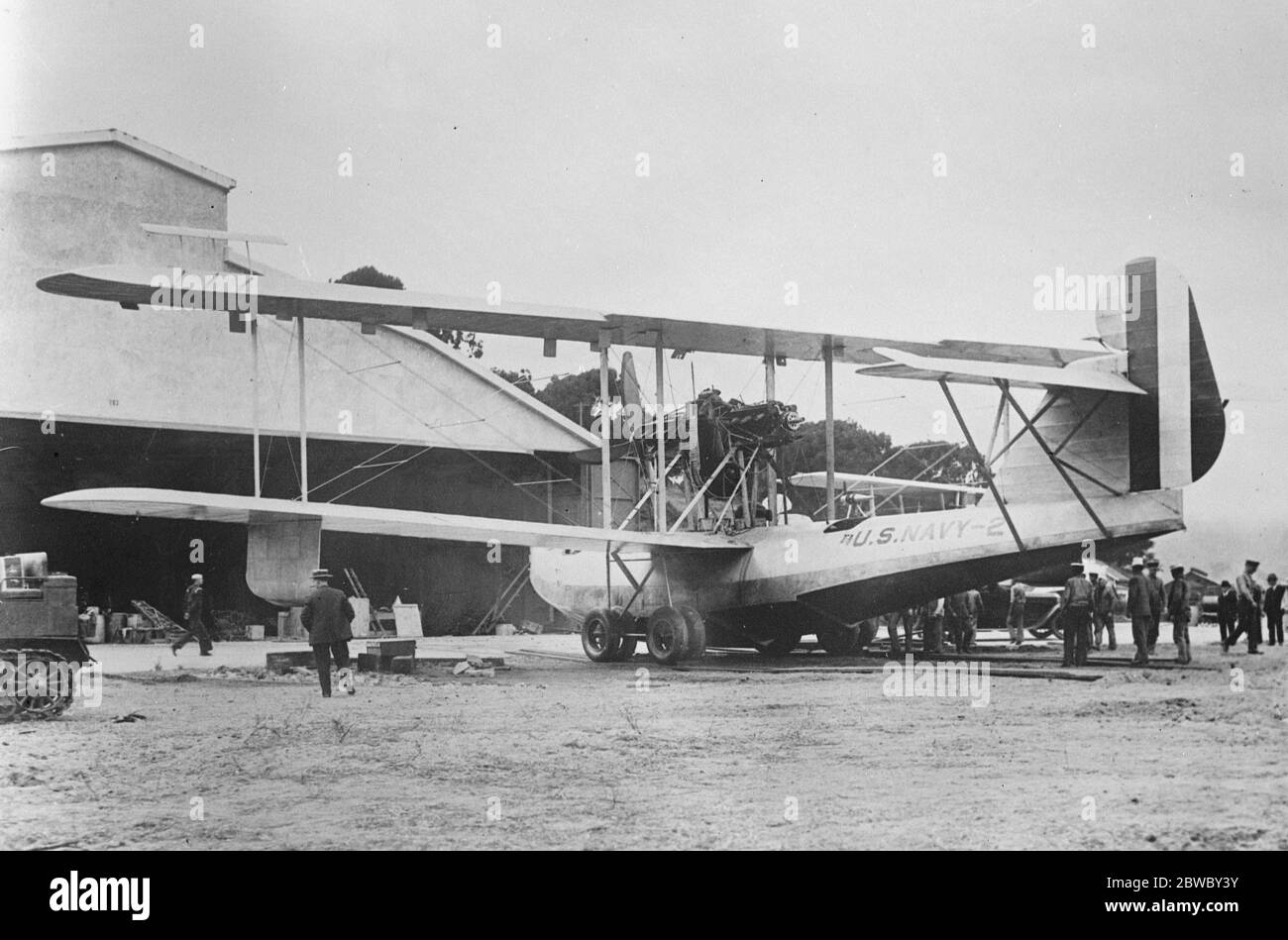 Amerikanisches Wasserflugzeug gefunden, nachdem es 10 Tage lang vermisst wurde. Wasserflugzeug P N! Fotografiert, die ihren Hangar unmittelbar vor dem Start des Fluges am 12. September 1925 verlassen Stockfoto