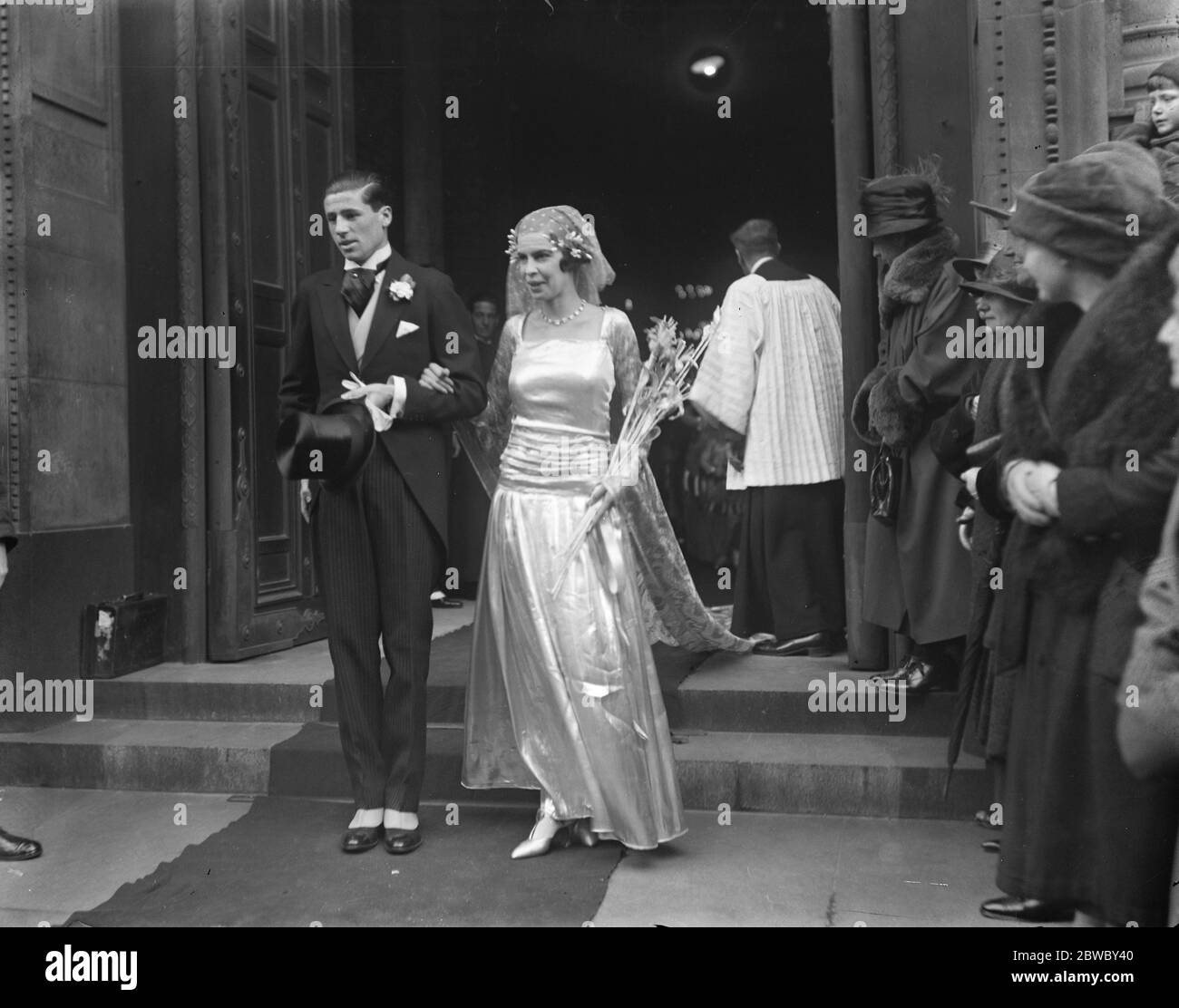 Hochzeit von Prinz Jean Louis de Faucigny Lucinge und Miss Baba D'Erlanger in der Westminster Cathedral. Braut und Bräutigam verlassen nach der Zeremonie. 14. November 1923 Stockfoto