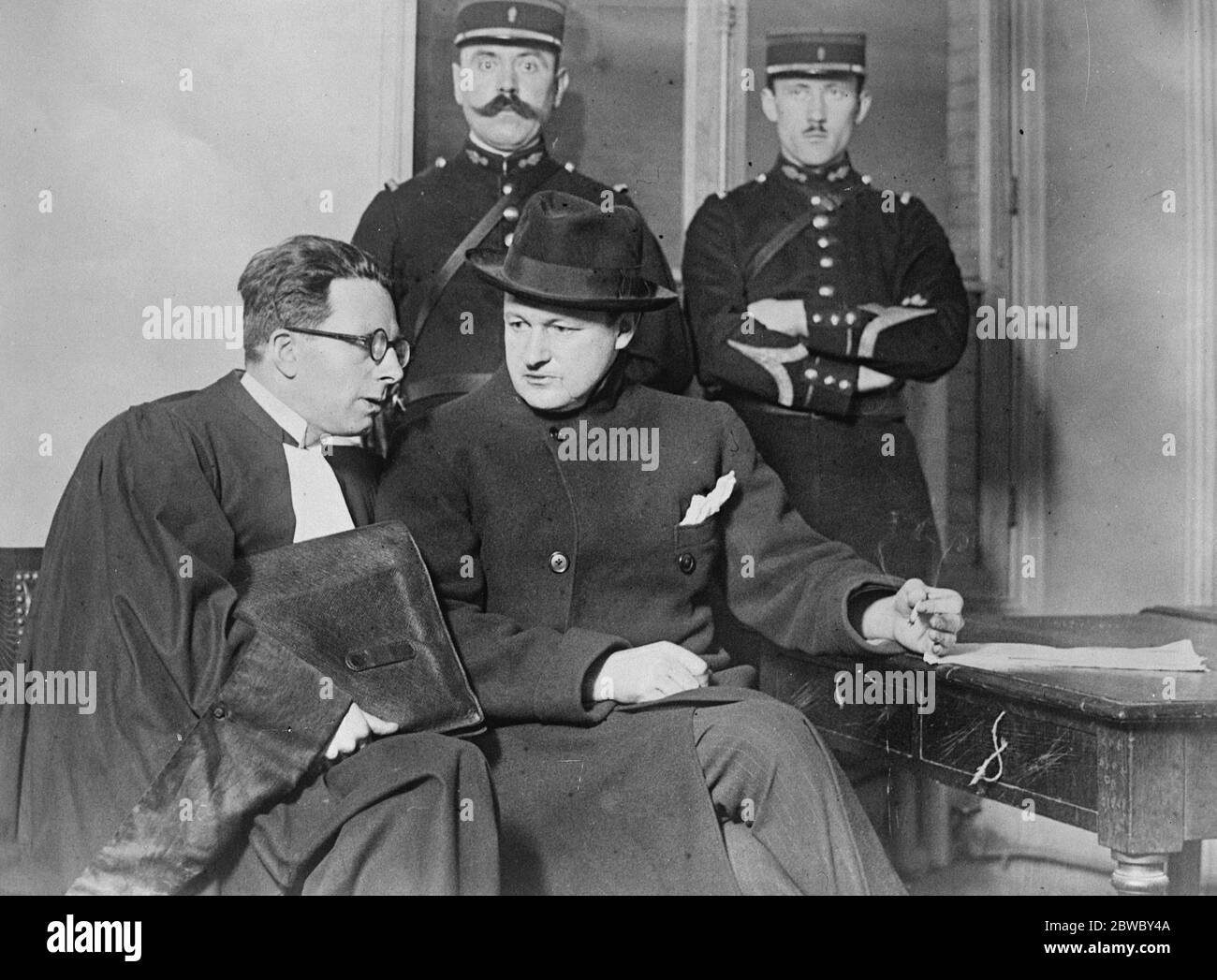 Die neueste Bild von Captain Arthur . Captain Arthur im Gespräch mit Maitre Leroy, seine Verteidiger, während der Anhörung im Palais de Justice vor der Juge D ' Anweisung. 24 Dezember 1924 Stockfoto