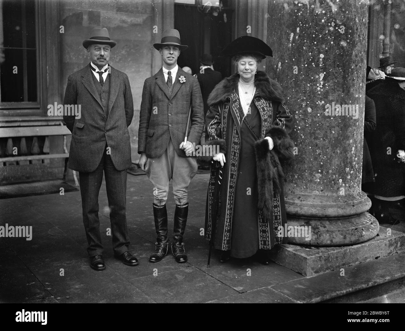 Kommen des Alters von Lord Ailesbury 's Erbe: Präsentation auf Rasen treffen von Tedworth Hounds, Tottenham House, Savernake. Der Earl of Cardigan mit dem Marquis und der Marchioness von Ailesbury . 24 März 1925 Stockfoto