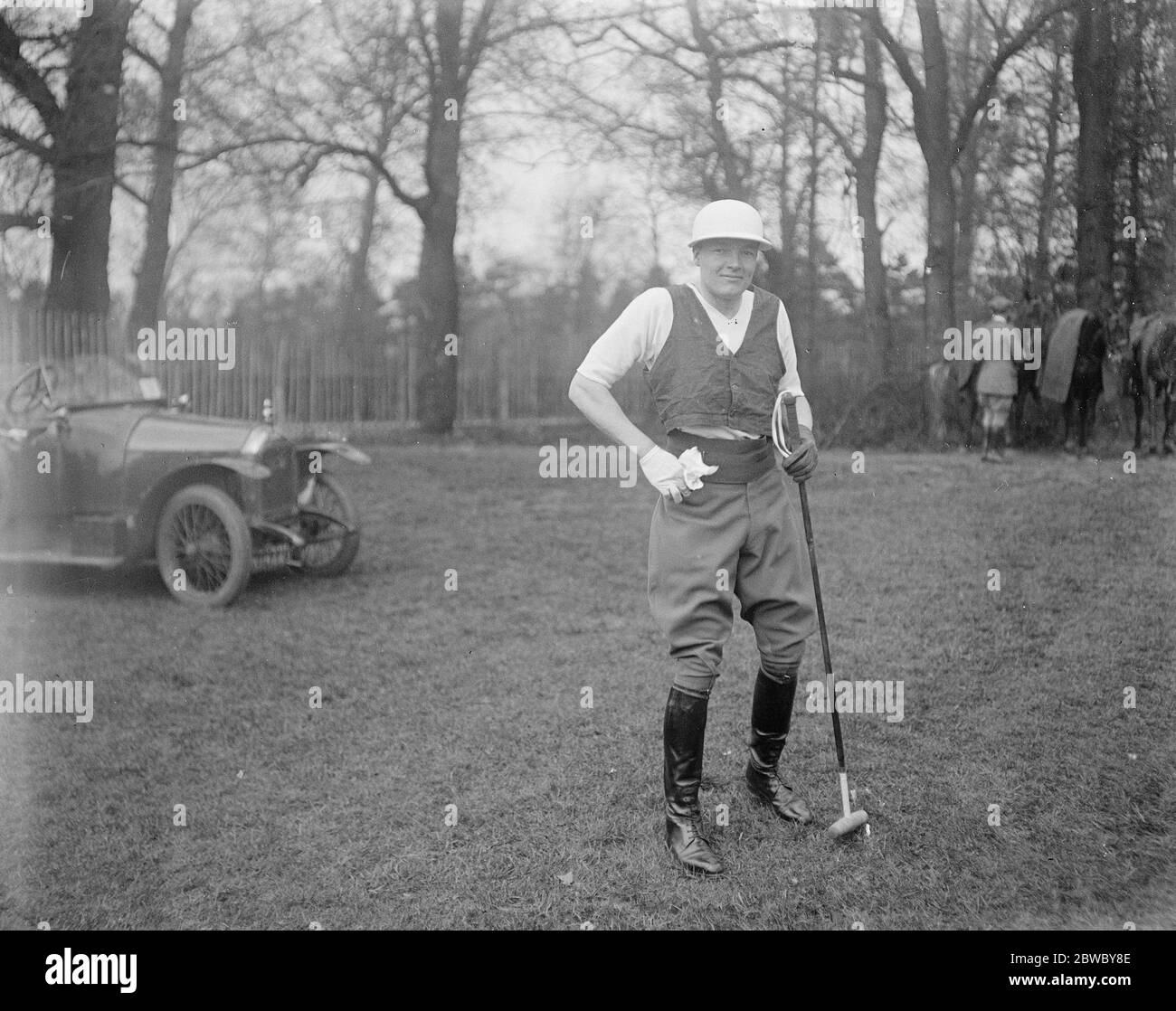 Polo Saison beginnt mit Hurlingham Frühjahr Handicap Turnier im Worcester Park, Malden. Herr S Sanford , der für Eastcott spielte. 20. April 1925 Stockfoto