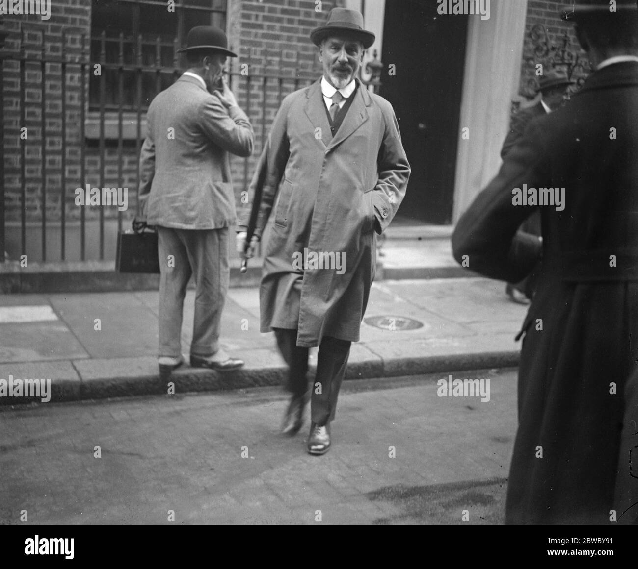 Das Kabinett trifft sich nach hinten bei den Wahlen. Lord Oliver verlässt . 31. Oktober 1924 Stockfoto