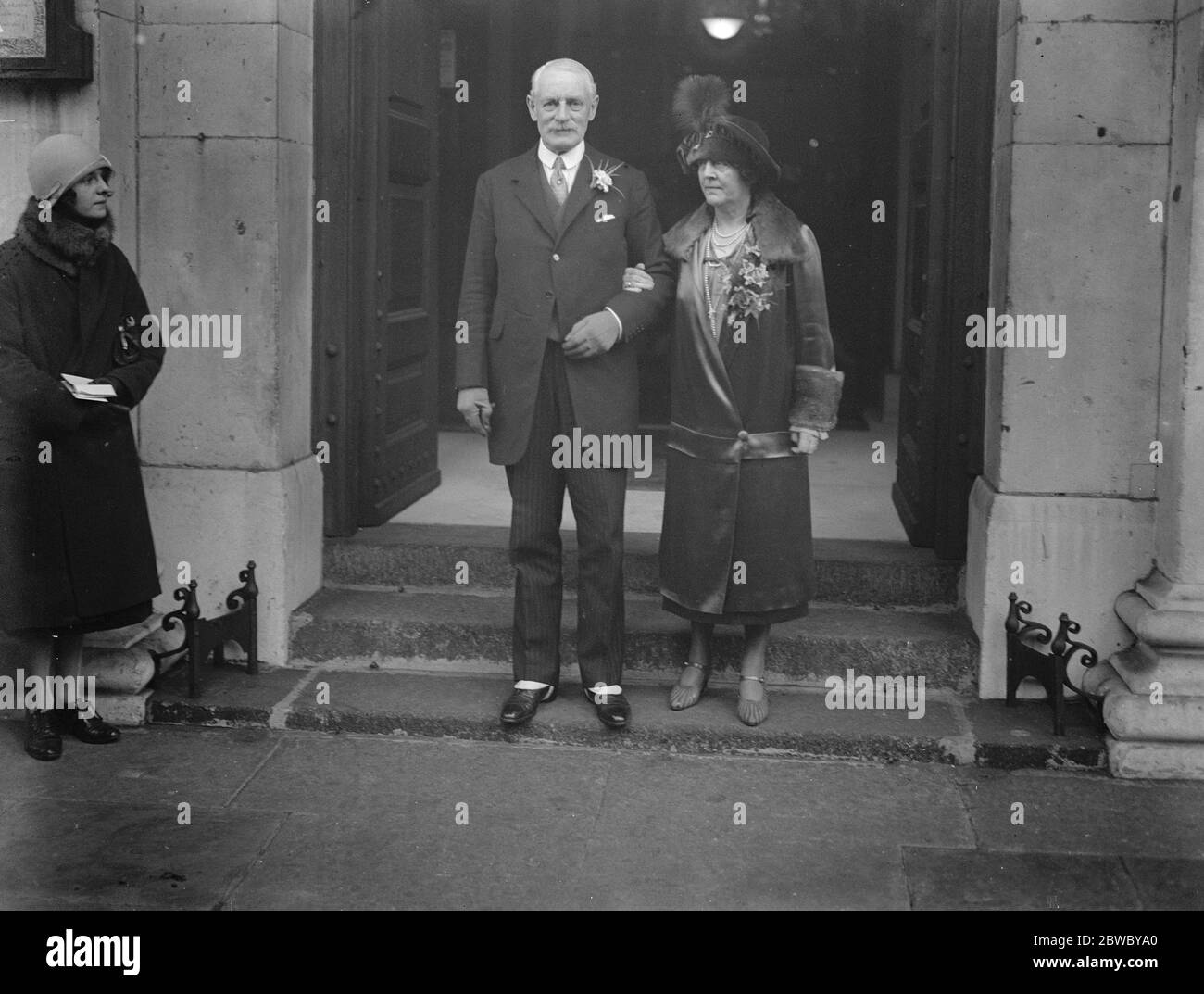 Lord Gerard ' s Cousin hat Schwager der Herzogin von Westminster. Die Hon Frau R Gerard war verheiratet in St. George ' s, Hannover-Platz, Herrn M Fenwick. Braut und Bräutigam . 12. November 1925 Stockfoto