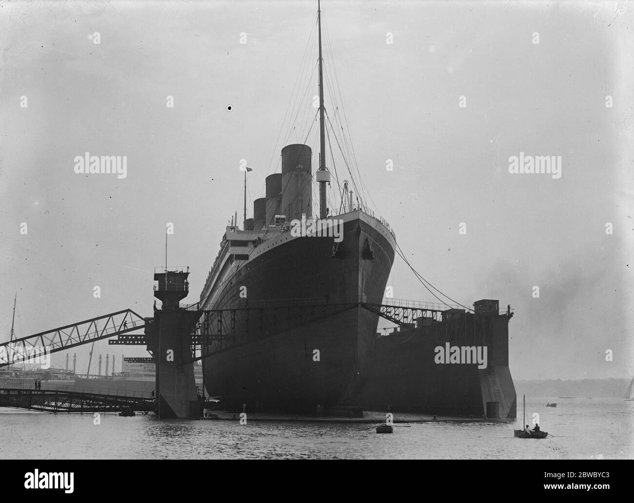Olympic betritt Southampton 's riesige schwimmende Dock. Ein Bogen Ansicht des Liners in Dock . 12 Juli 1924 Stockfoto