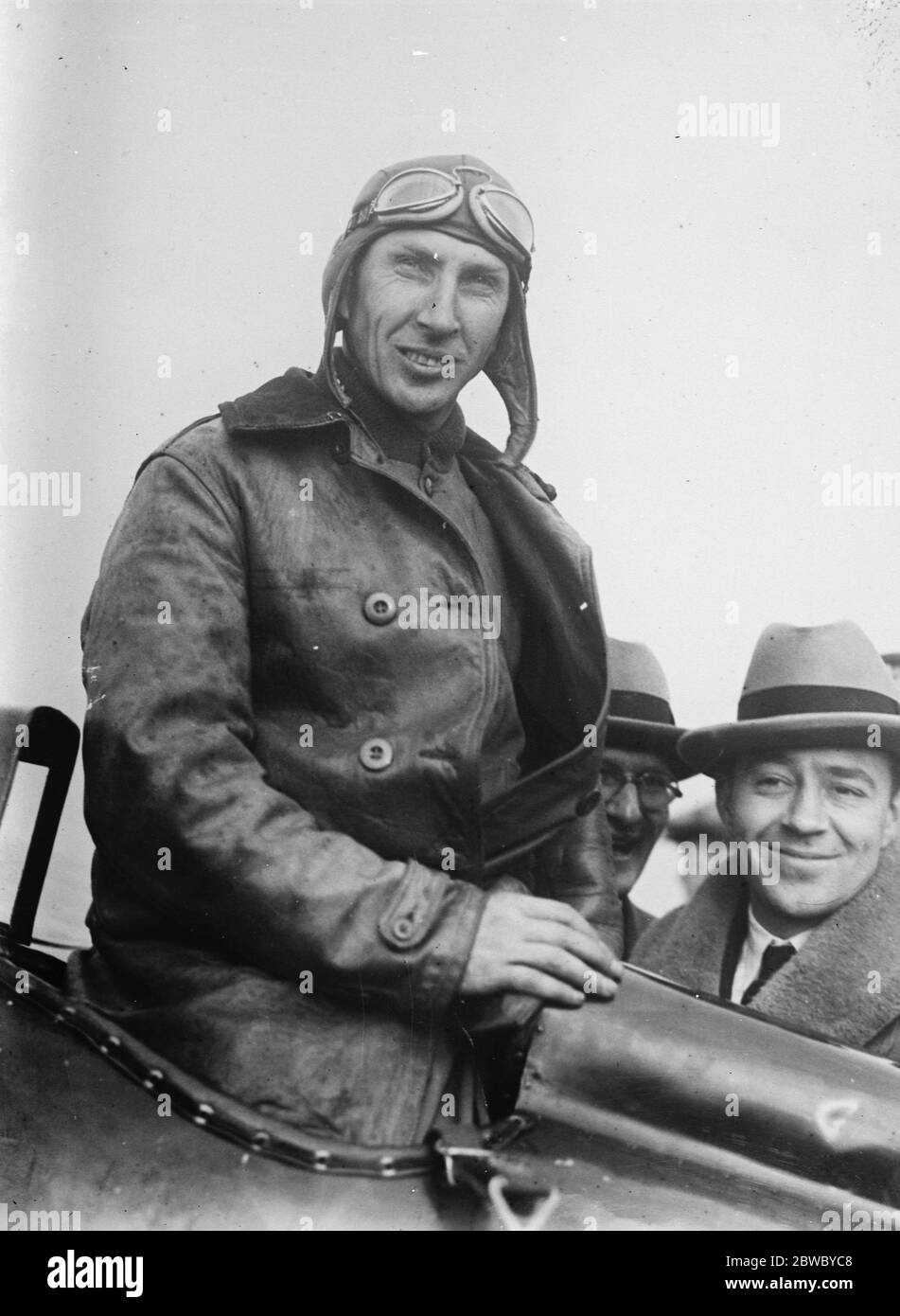 Neue Weltgeschwindigkeitsmarke in Pulitzer Rennen LT Cyrus Bettis, unmittelbar nach der Landung, am Ziel der Pulitzer Rennen, Premier-Event der großen Luft Derby in Mitchel Feld, Long Island, In dem er die Veranstaltung gewann und einen neuen Weltrekord für einen geschlossenen Kreisgericht 20 Oktober 1925 Stockfoto