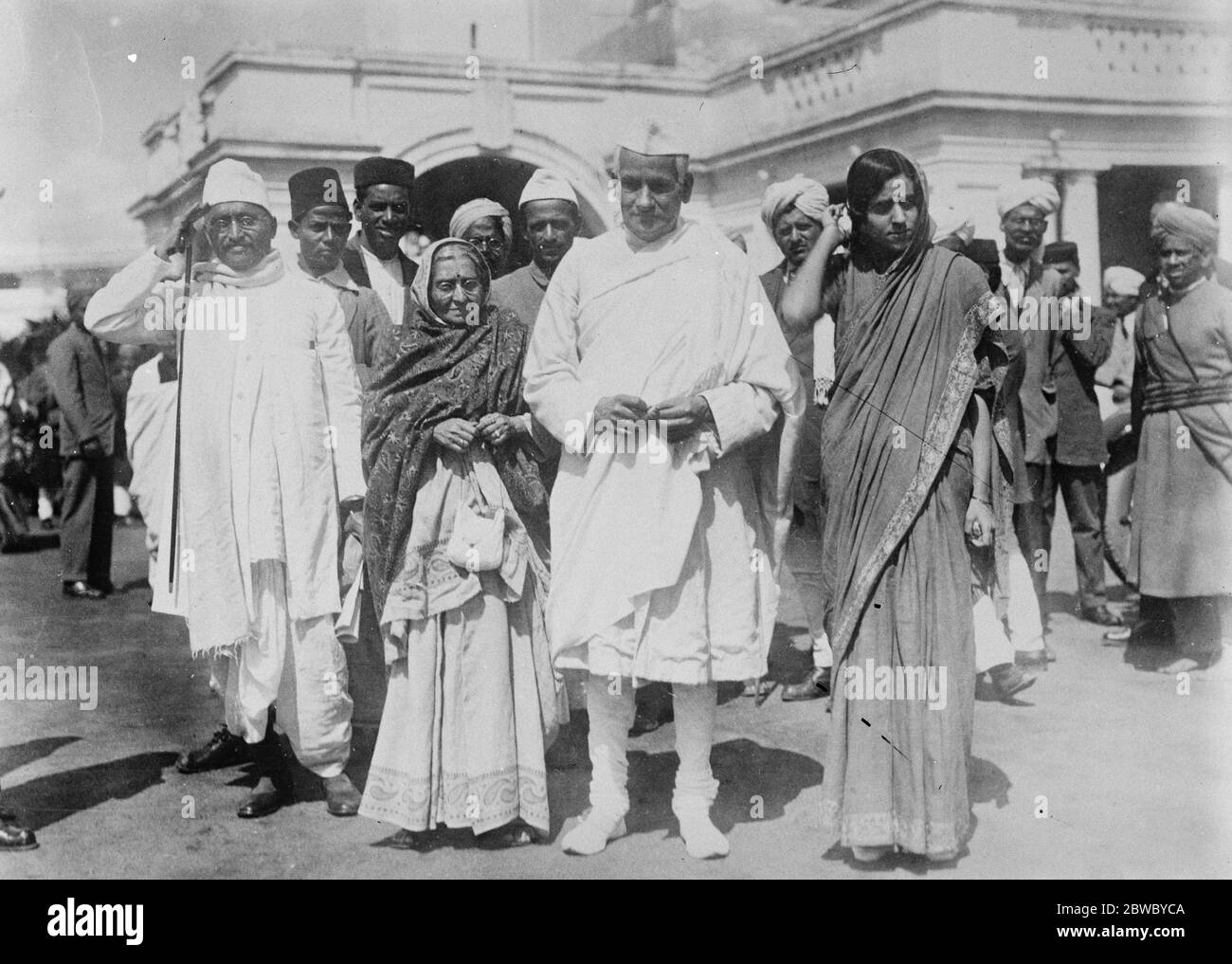 Swarajists gehen aus der indischen gesetzgebenden Versammlung. Interessante Szenen markierten den Rückzug der Swarajists aus der Legislative Assembly in Delhi. Pandit Motilal Nehru, Führer der Swaraj Partei, mit seiner Frau und Tochter. Links ist Herr Jamna das Mehta, von Bombay, Finanzexperte der Partei. 29 März 1926 Stockfoto