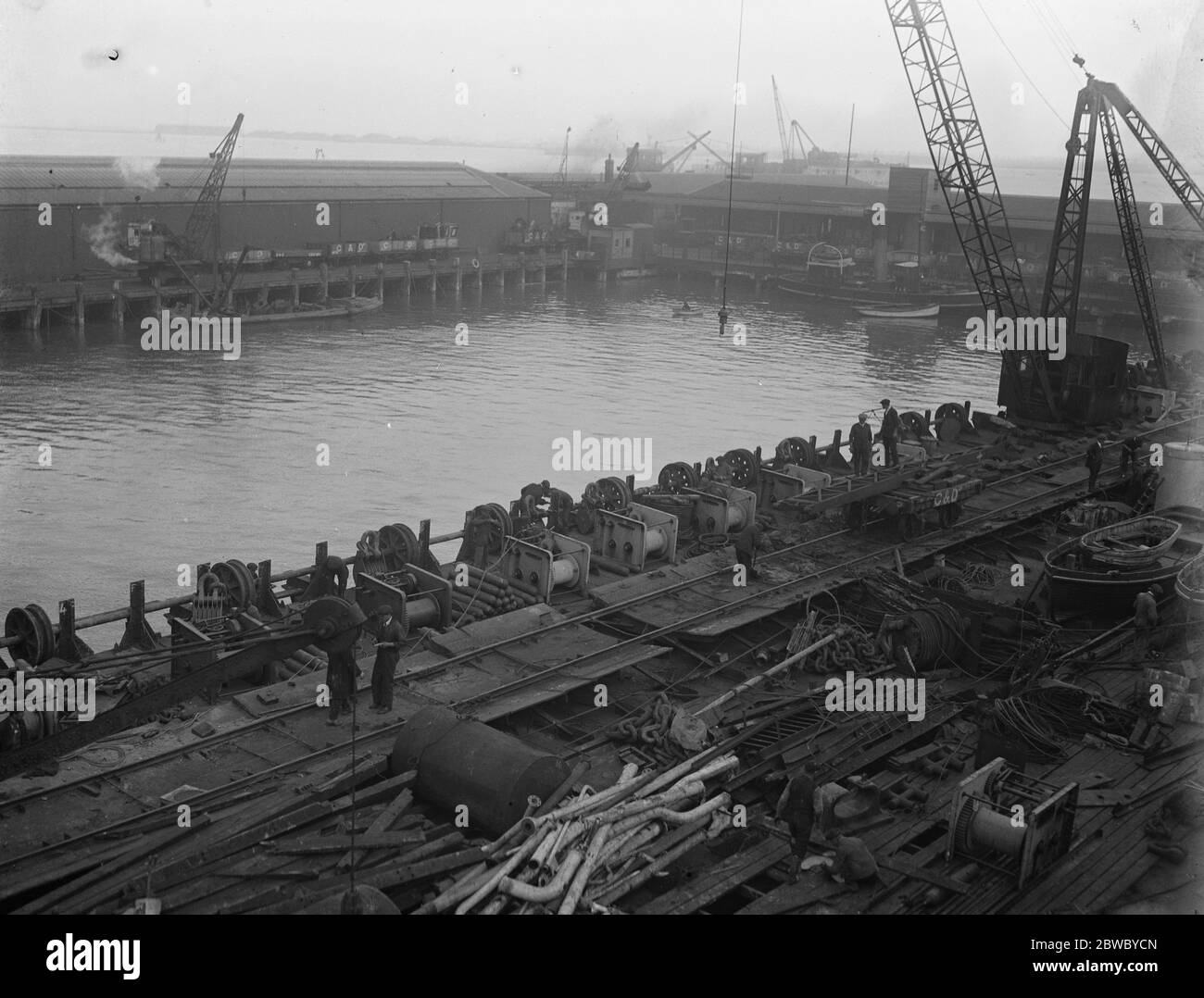 Um deutsche Kriegsschiffe bei Scapa Flow zu retten, übergab man deutsche U-Boot-Dock, umgebaut für Hebezwecke, Segel von Queenborough für den Einsatzort EINEN Blick hinunter auf das untere Deck des Docks 23 April 1924 Stockfoto